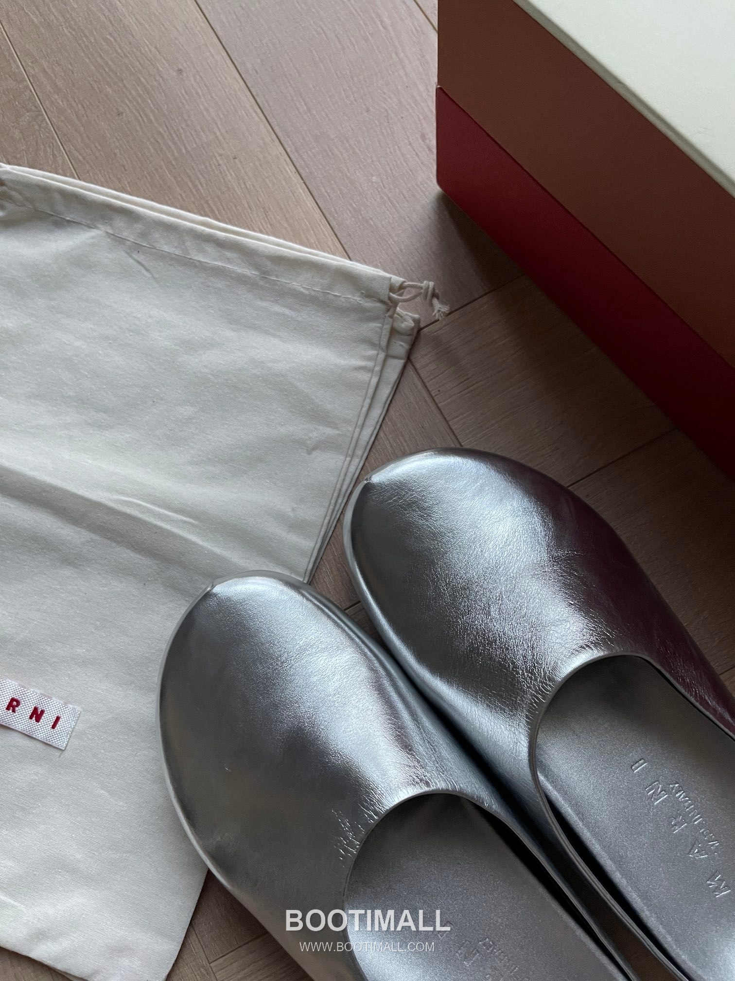 Marni Suede Leather Low Sneakers with Minimalist Design Detail 마르니 스웨이드 레더 로우 스니커즈 미니멀 디자인 디테일 3cm 3