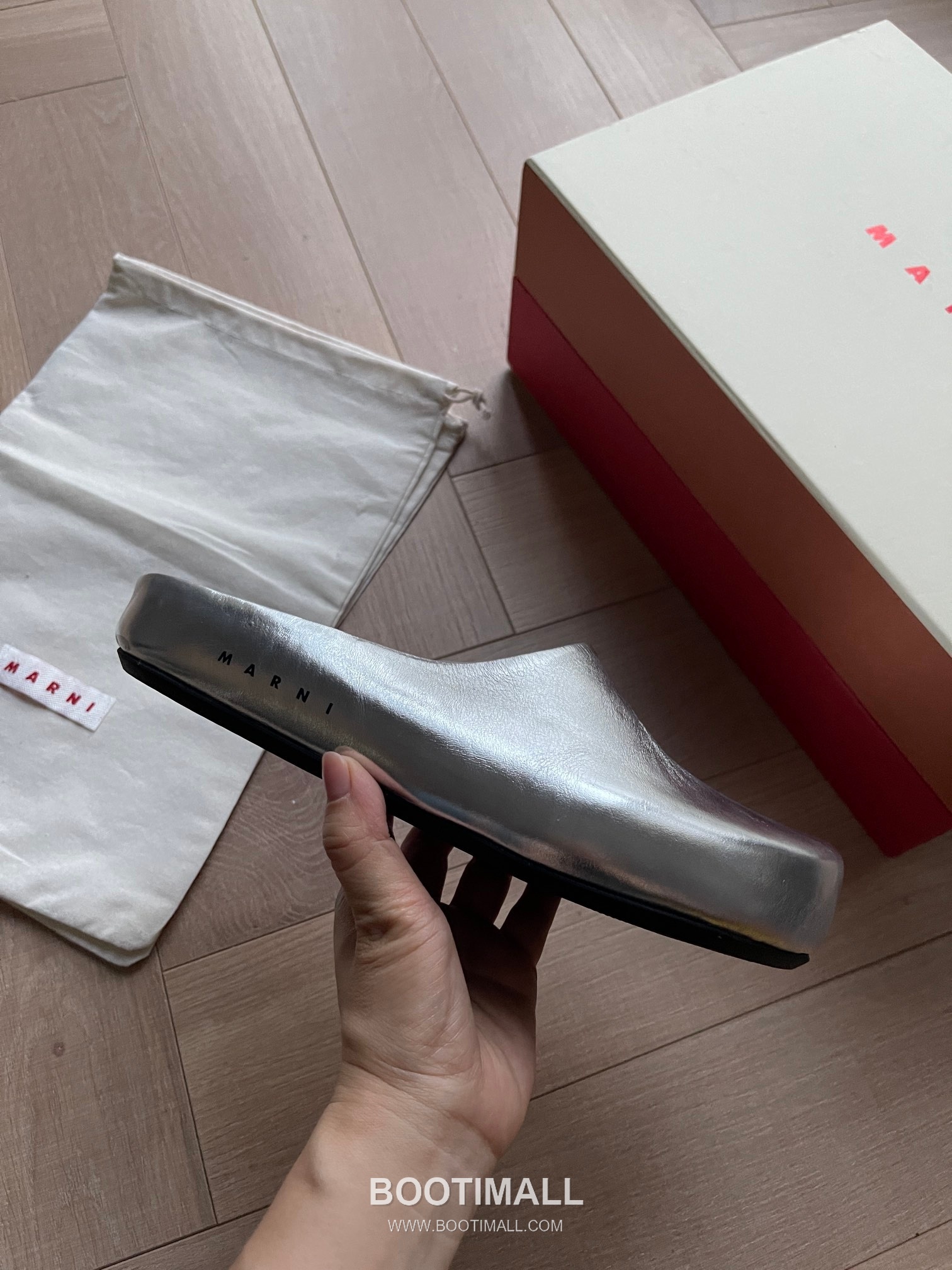 Marni Suede Leather Low Sneakers with Minimalist Design Detail 마르니 스웨이드 레더 로우 스니커즈 미니멀 디자인 디테일 3cm 5