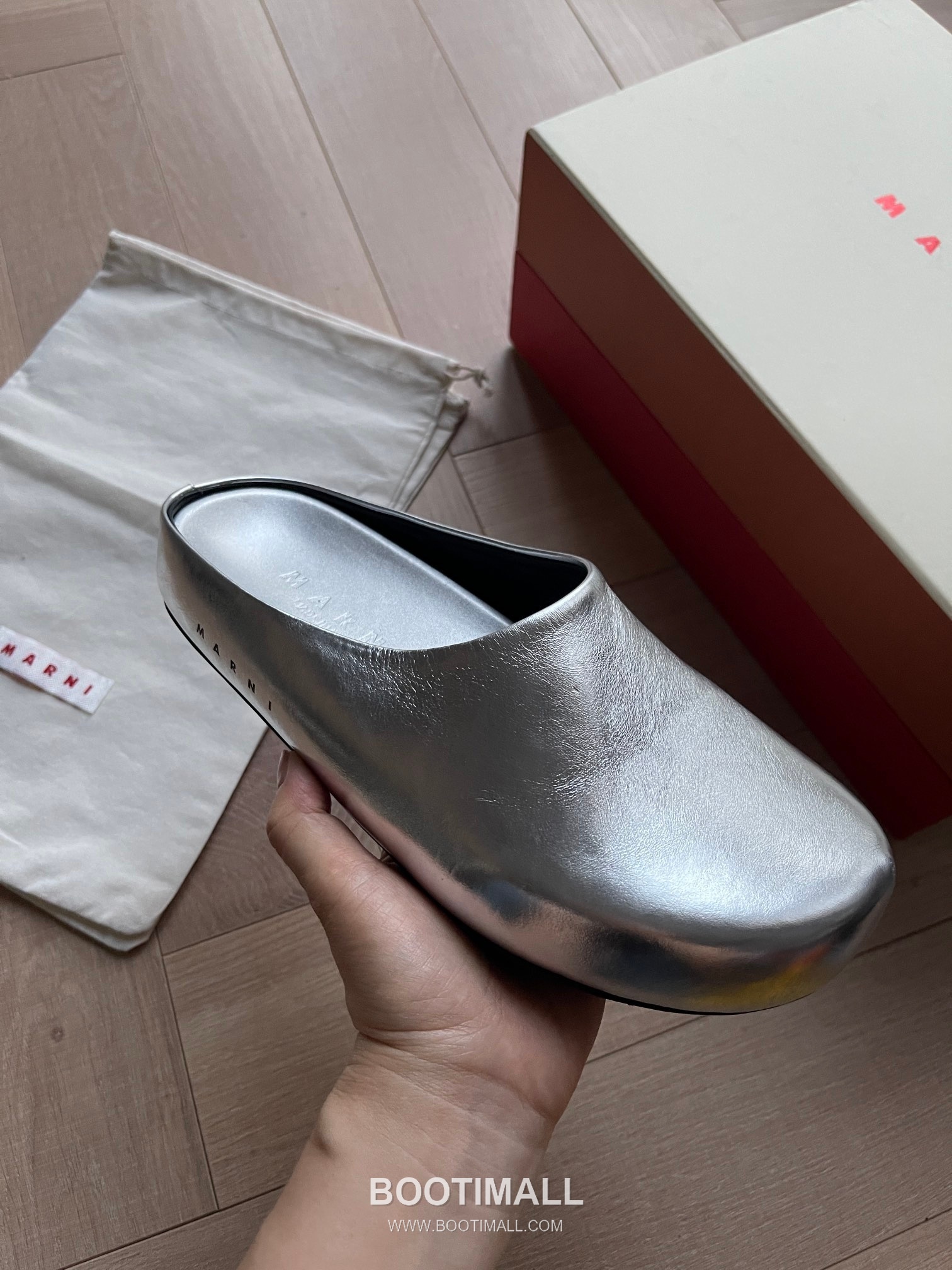 Marni Suede Leather Low Sneakers with Minimalist Design Detail 마르니 스웨이드 레더 로우 스니커즈 미니멀 디자인 디테일 3cm 6