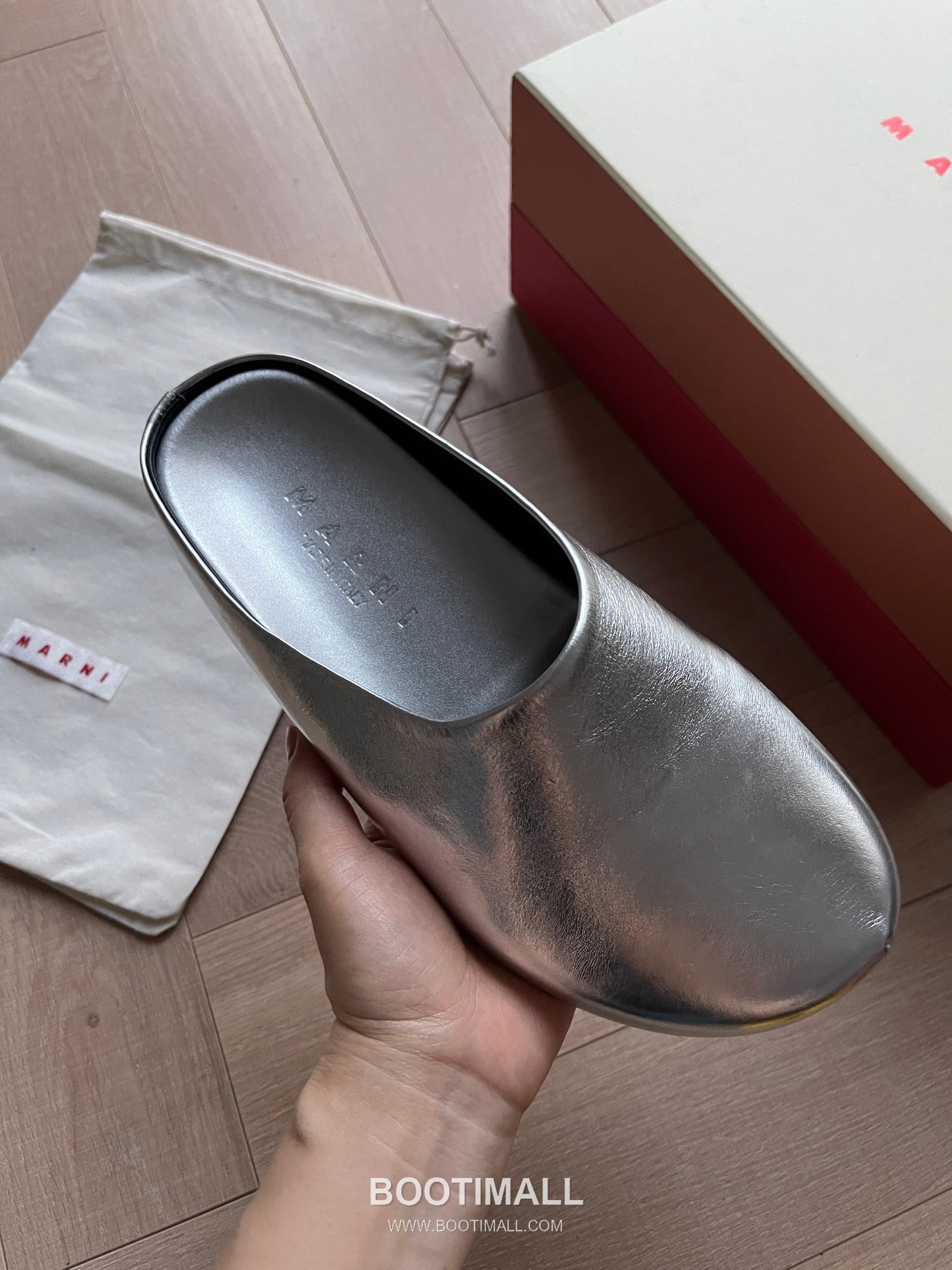 Marni Suede Leather Low Sneakers with Minimalist Design Detail 마르니 스웨이드 레더 로우 스니커즈 미니멀 디자인 디테일 3cm 7