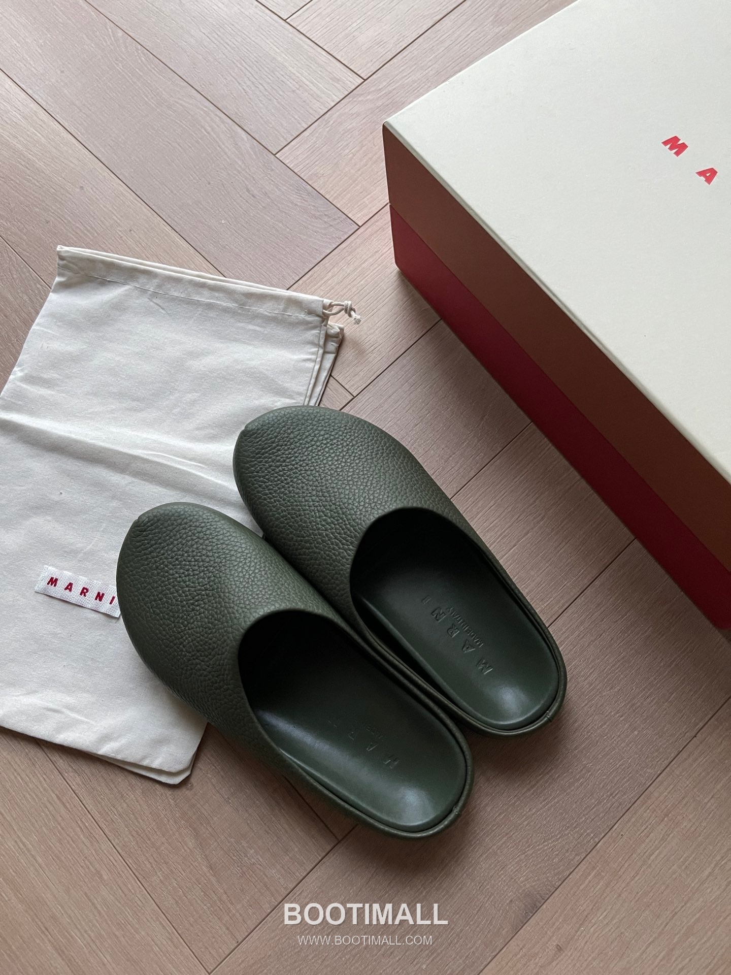 Marni Suede Leather Low Sneakers with Minimalist Design Detail 마르니 스웨이드 레더 로우 스니커즈 미니멀 디자인 디테일 3cm 1