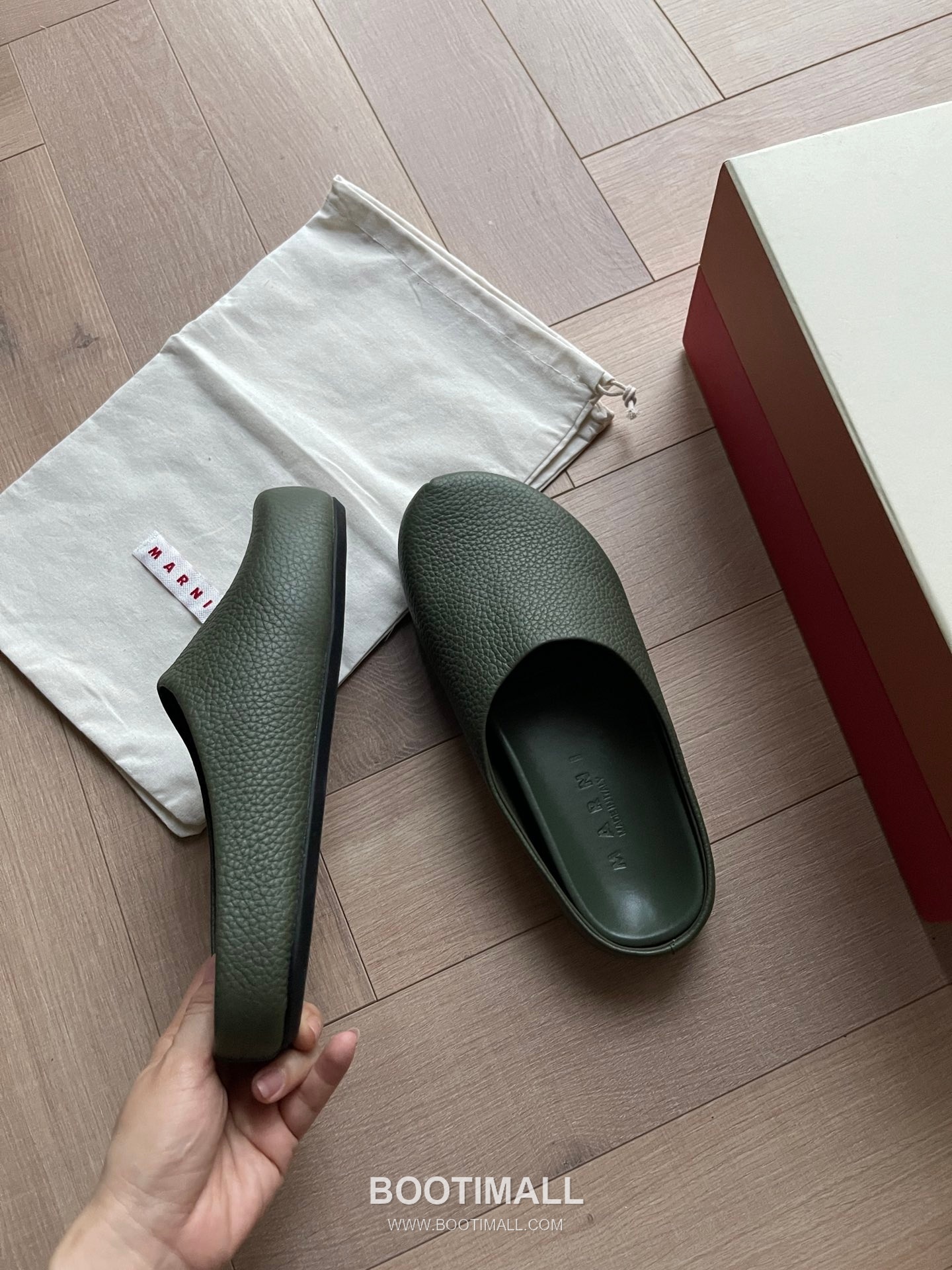 Marni Suede Leather Low Sneakers with Minimalist Design Detail 마르니 스웨이드 레더 로우 스니커즈 미니멀 디자인 디테일 3cm 2