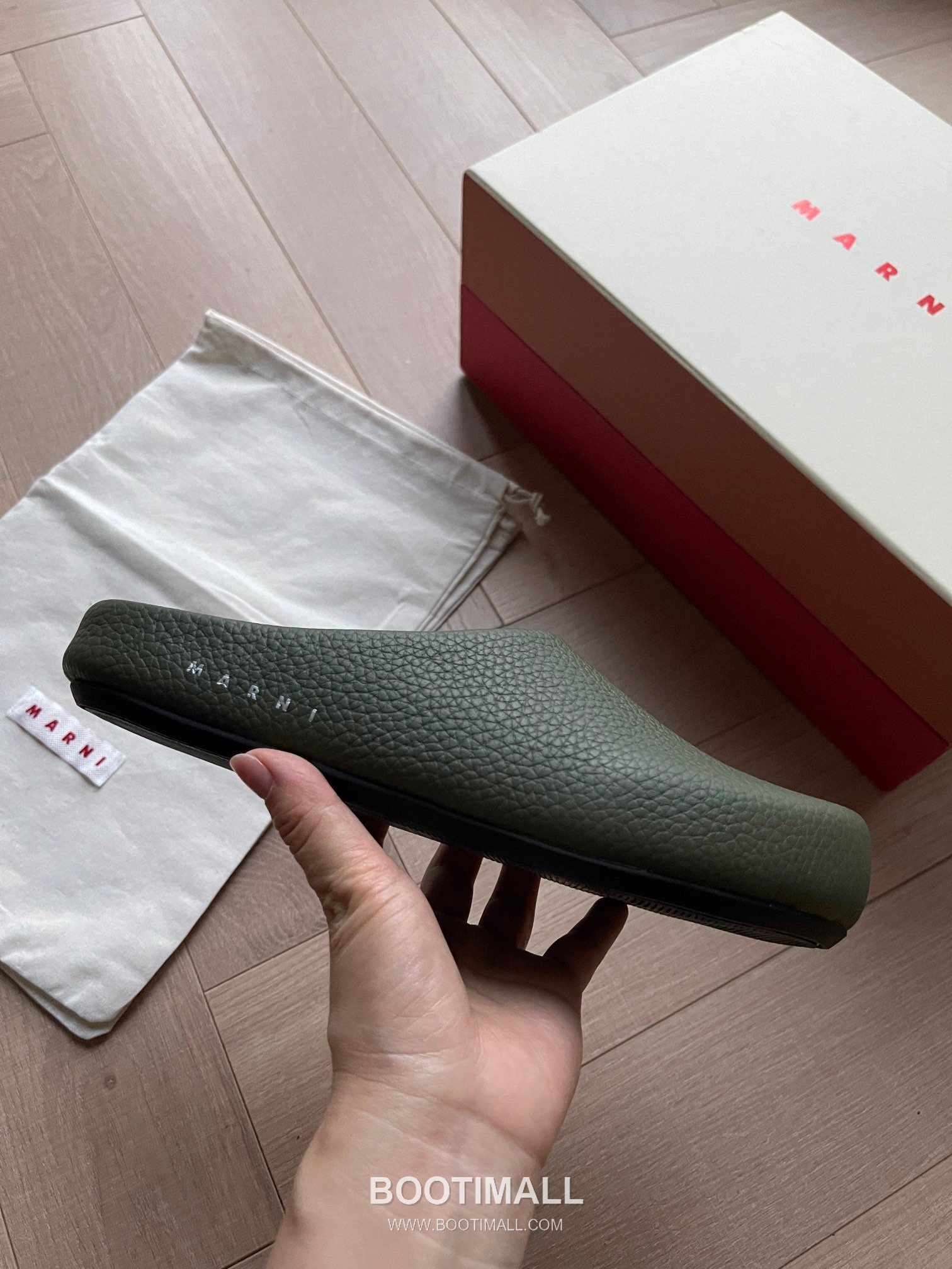 Marni Suede Leather Low Sneakers with Minimalist Design Detail 마르니 스웨이드 레더 로우 스니커즈 미니멀 디자인 디테일 3cm 3