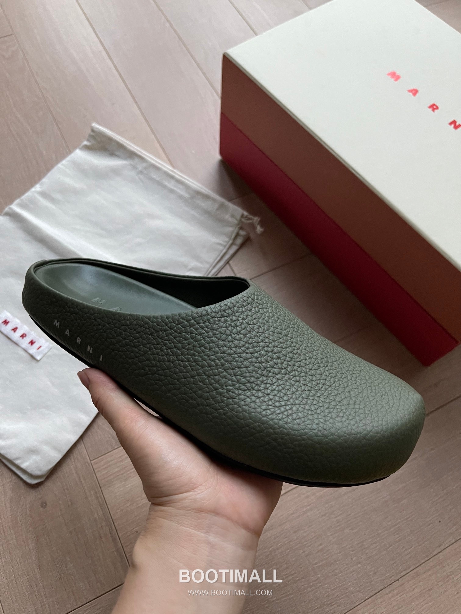 Marni Suede Leather Low Sneakers with Minimalist Design Detail 마르니 스웨이드 레더 로우 스니커즈 미니멀 디자인 디테일 3cm 4