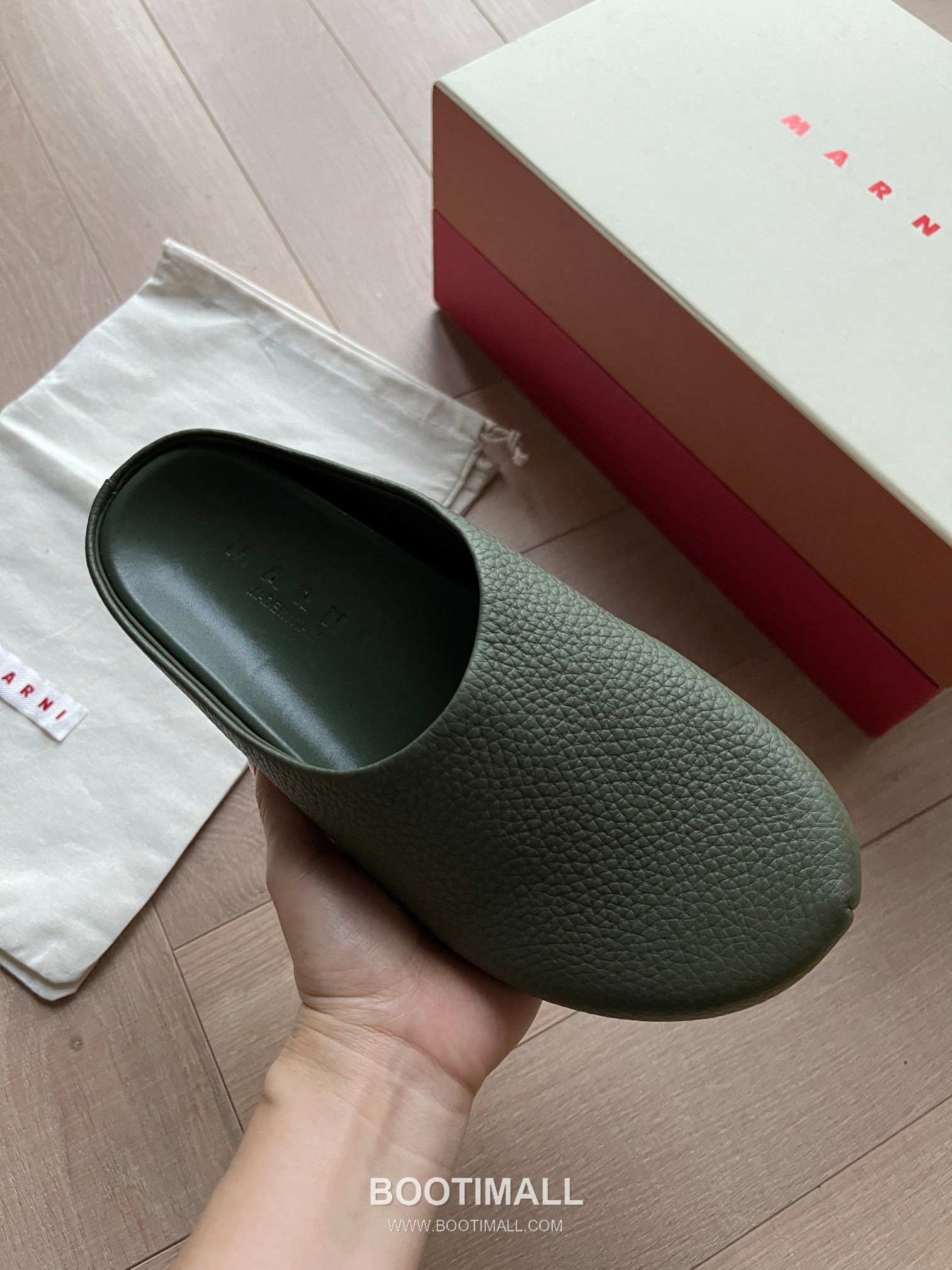 Marni Suede Leather Low Sneakers with Minimalist Design Detail 마르니 스웨이드 레더 로우 스니커즈 미니멀 디자인 디테일 3cm 5