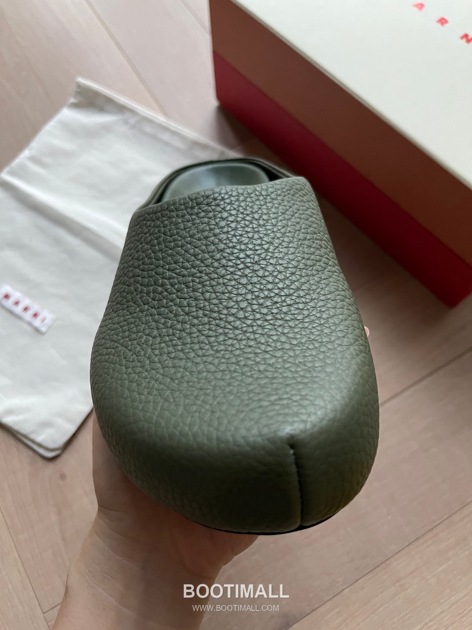 Marni Suede Leather Low Sneakers with Minimalist Design Detail 마르니 스웨이드 레더 로우 스니커즈 미니멀 디자인 디테일 3cm 6