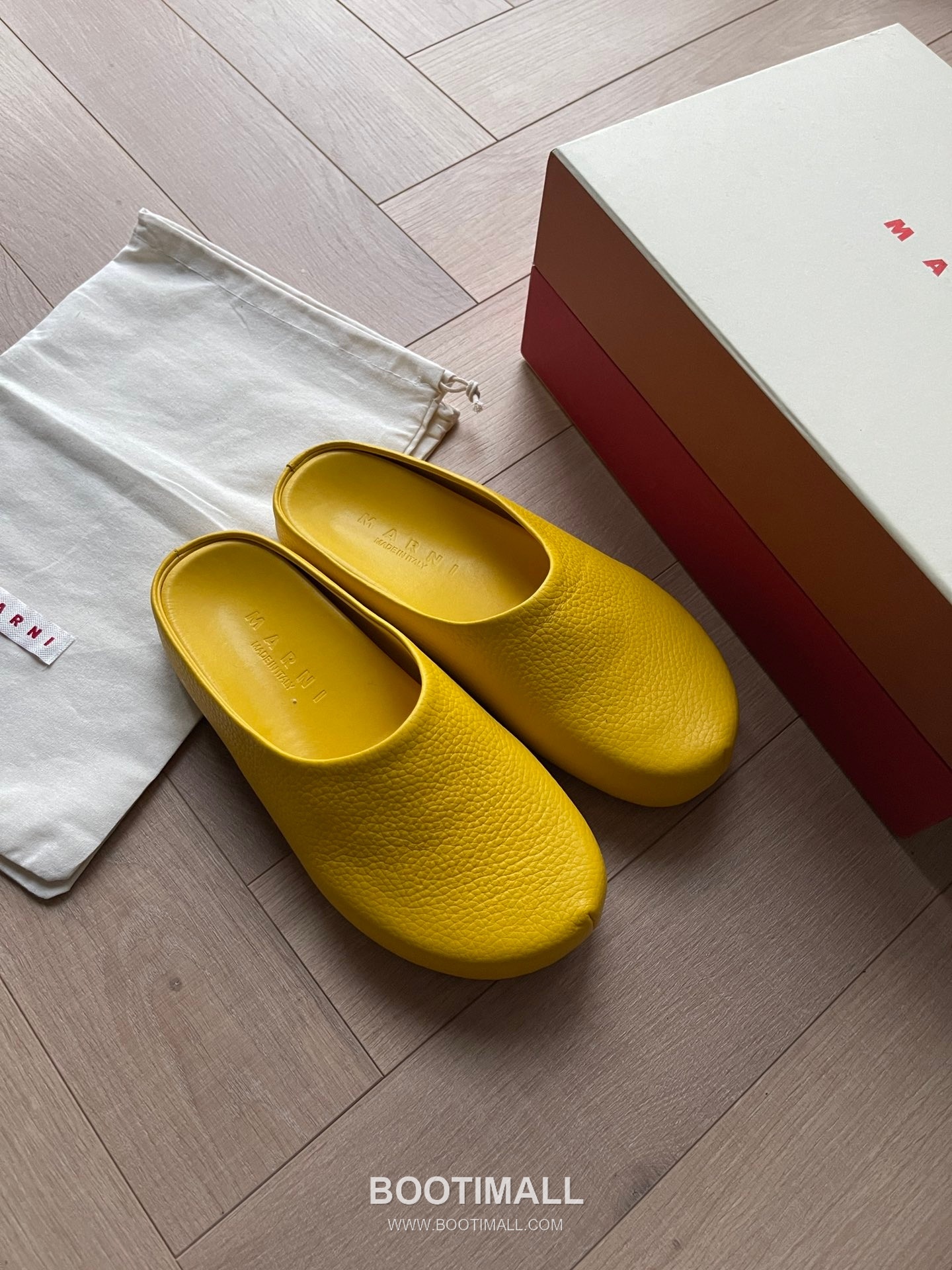 Marni Suede Leather Low Sneakers with Minimalist Design Detail 마르니 스웨이드 레더 로우 스니커즈 미니멀 디자인 디테일 3cm 1