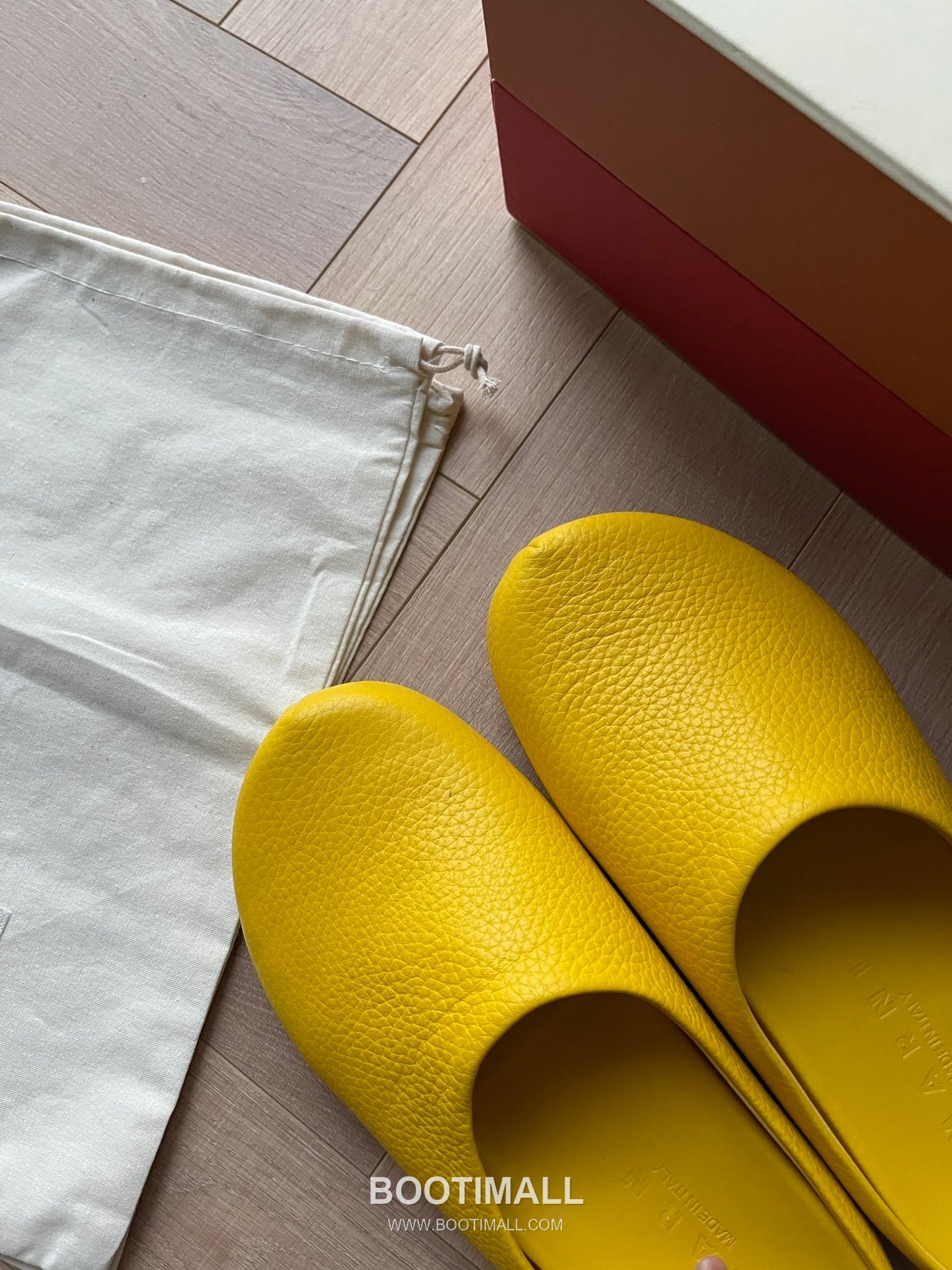 Marni Suede Leather Low Sneakers with Minimalist Design Detail 마르니 스웨이드 레더 로우 스니커즈 미니멀 디자인 디테일 3cm 2