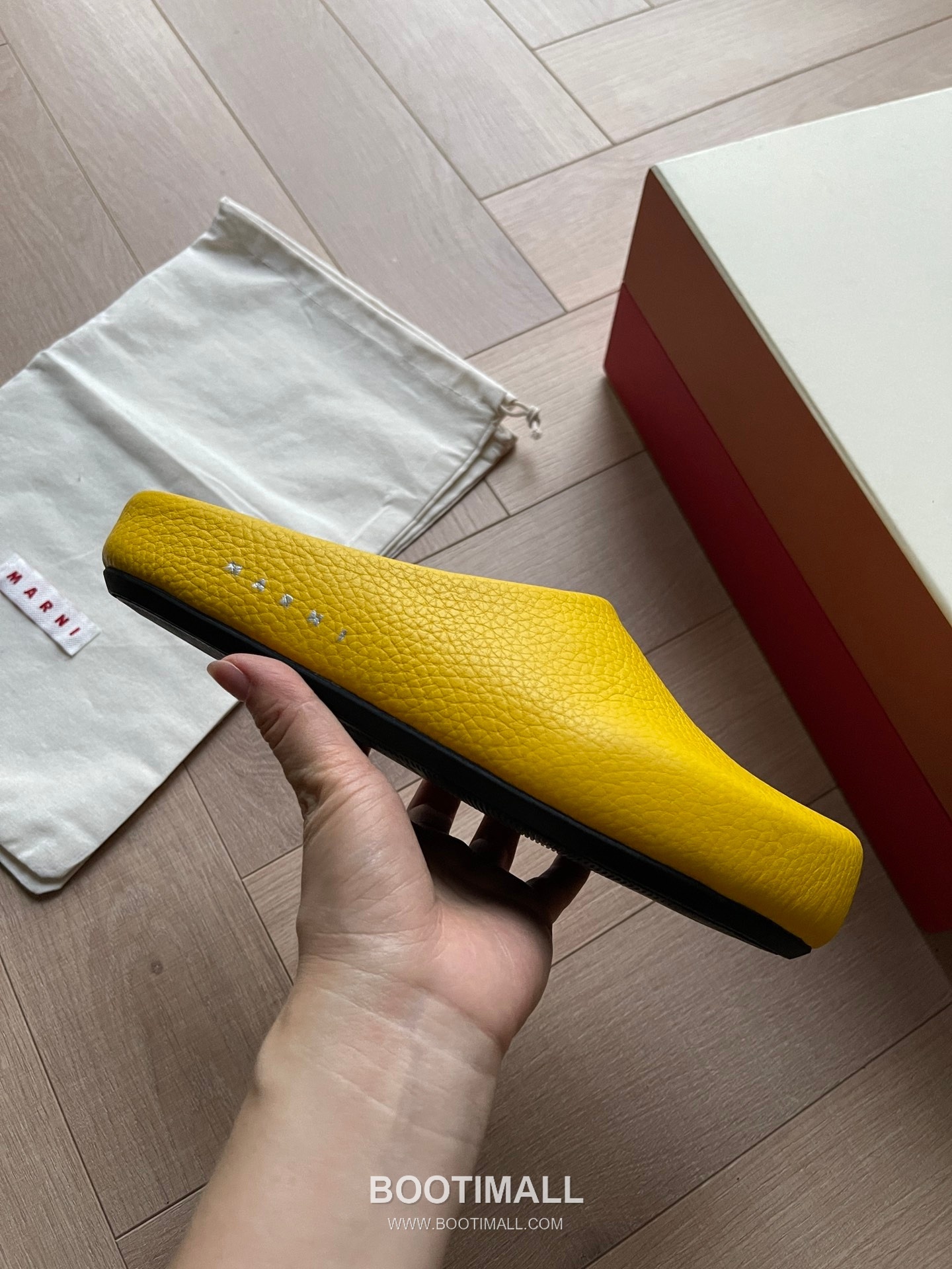 Marni Suede Leather Low Sneakers with Minimalist Design Detail 마르니 스웨이드 레더 로우 스니커즈 미니멀 디자인 디테일 3cm 3