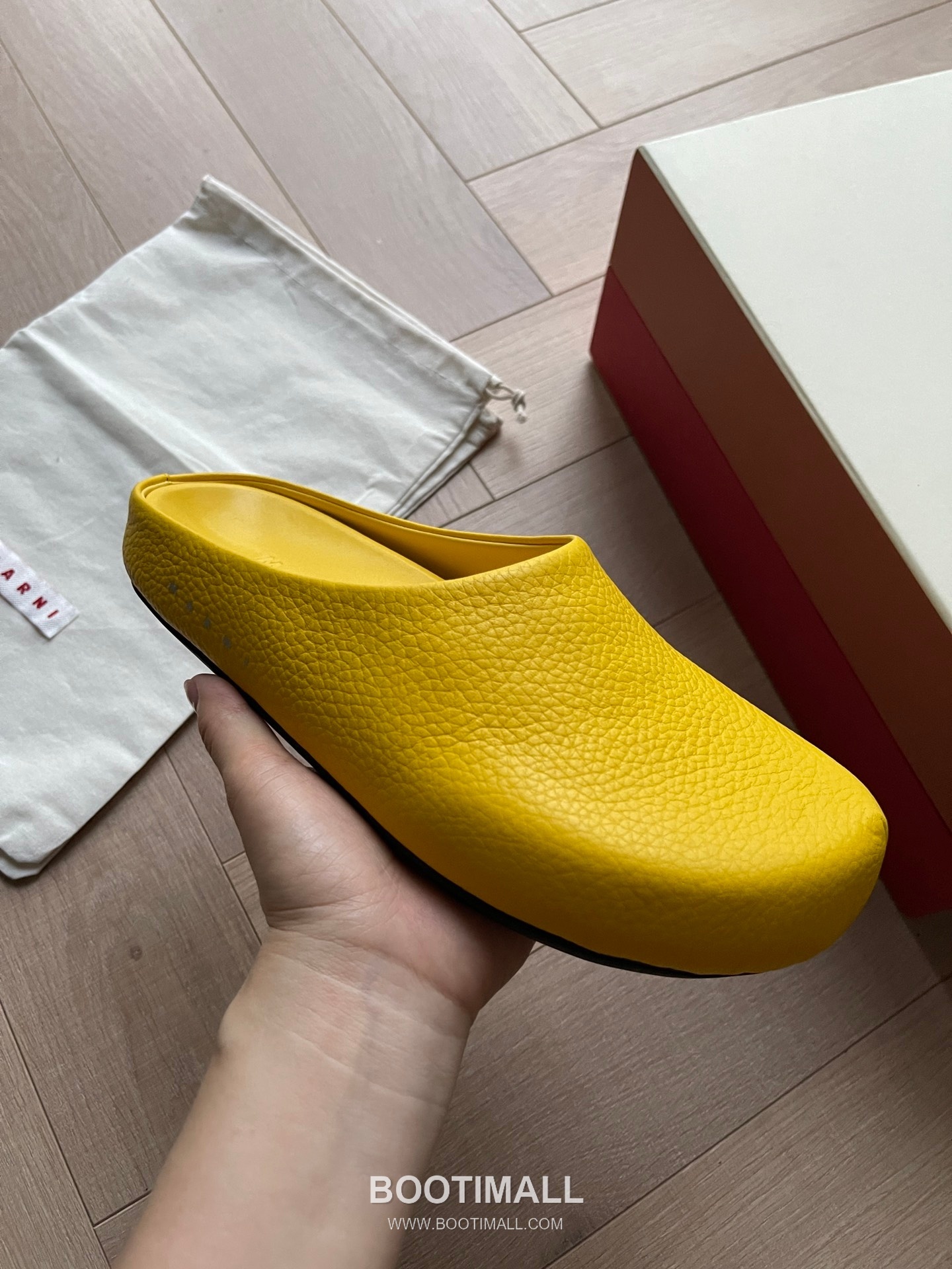 Marni Suede Leather Low Sneakers with Minimalist Design Detail 마르니 스웨이드 레더 로우 스니커즈 미니멀 디자인 디테일 3cm 4