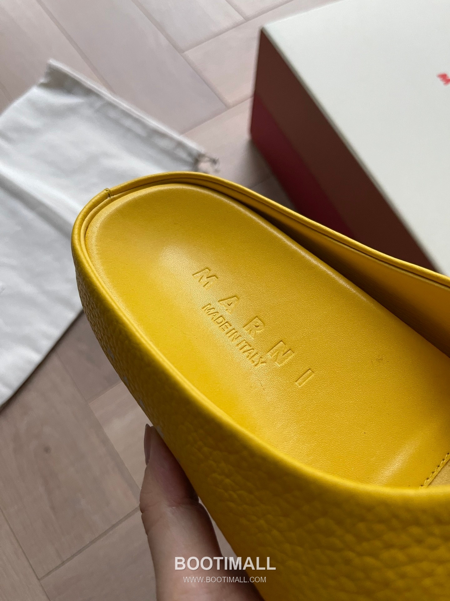 Marni Suede Leather Low Sneakers with Minimalist Design Detail 마르니 스웨이드 레더 로우 스니커즈 미니멀 디자인 디테일 3cm 6