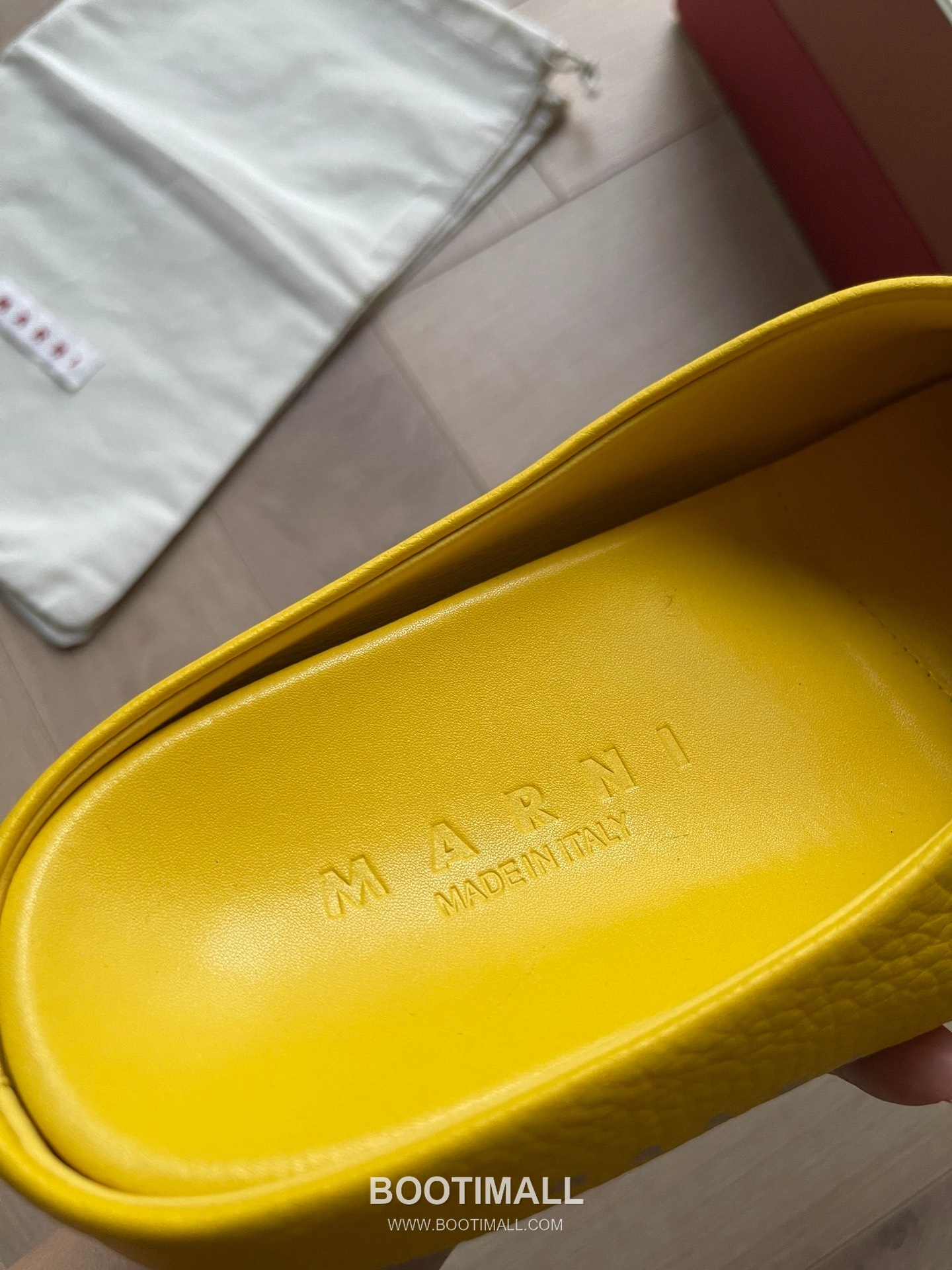 Marni Suede Leather Low Sneakers with Minimalist Design Detail 마르니 스웨이드 레더 로우 스니커즈 미니멀 디자인 디테일 3cm 9