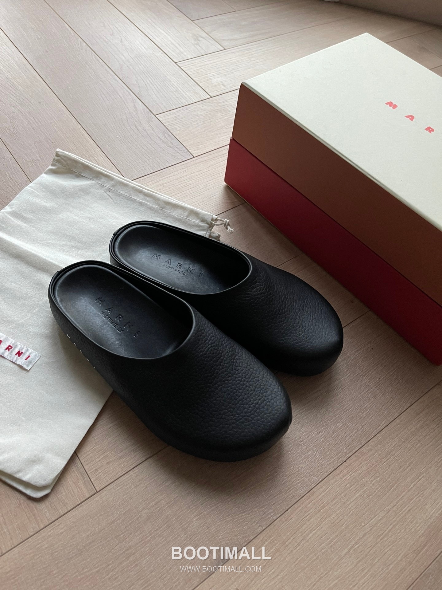 Marni Suede Leather Low Sneakers with Minimalist Design Detail 마르니 스웨이드 레더 로우 스니커즈 미니멀 디자인 디테일 3cm 1