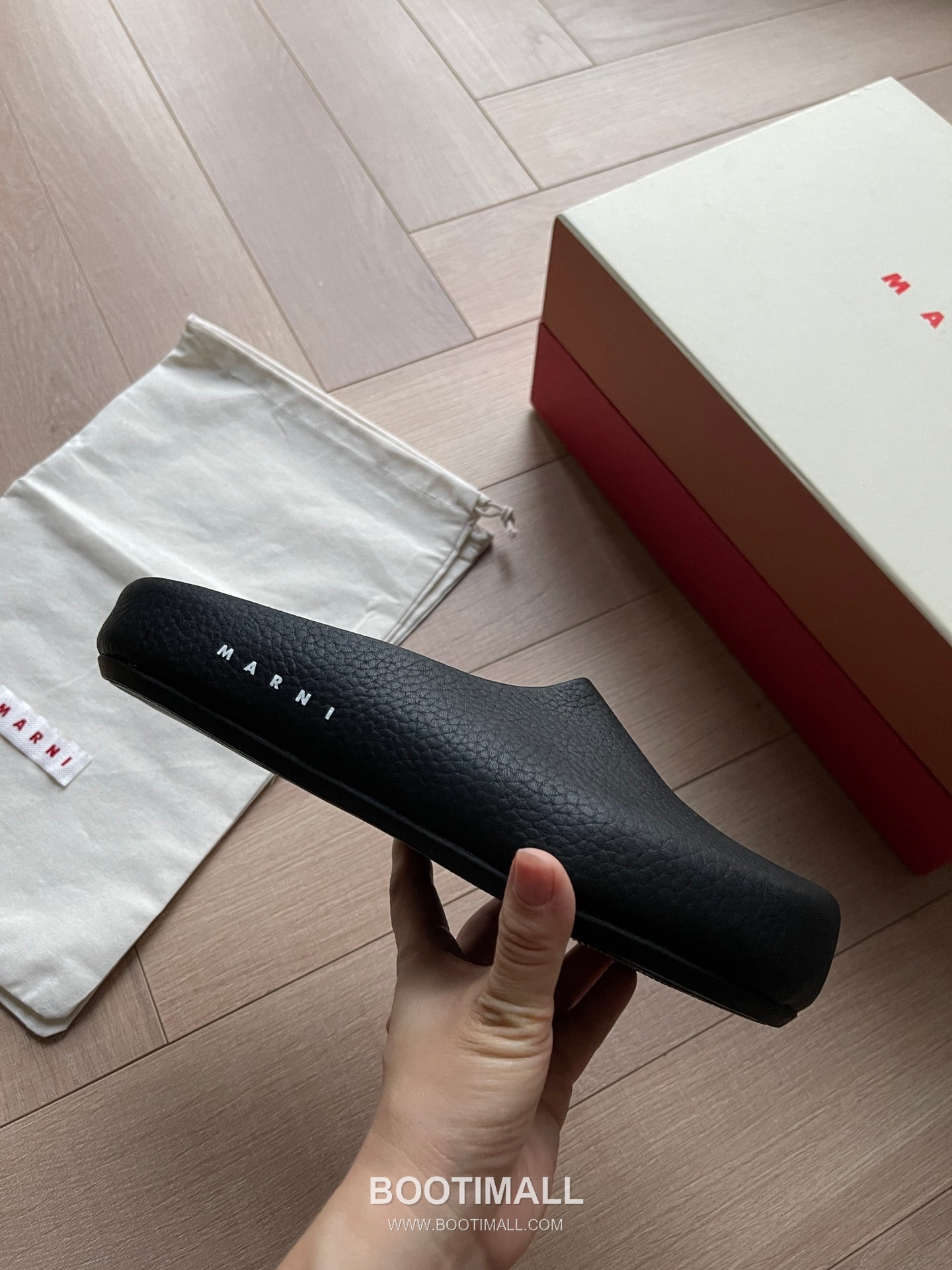 Marni Suede Leather Low Sneakers with Minimalist Design Detail 마르니 스웨이드 레더 로우 스니커즈 미니멀 디자인 디테일 3cm 2