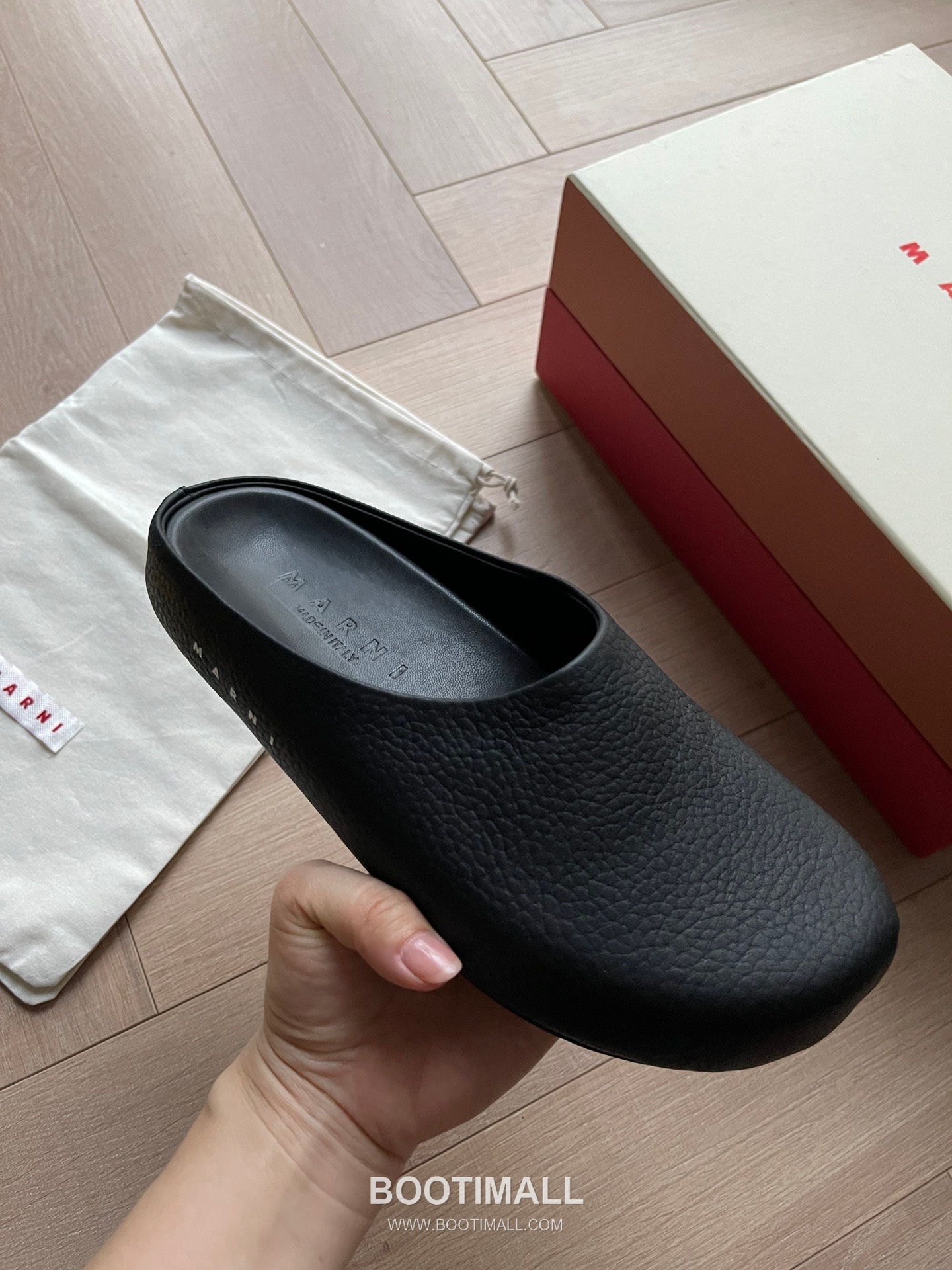 Marni Suede Leather Low Sneakers with Minimalist Design Detail 마르니 스웨이드 레더 로우 스니커즈 미니멀 디자인 디테일 3cm 3