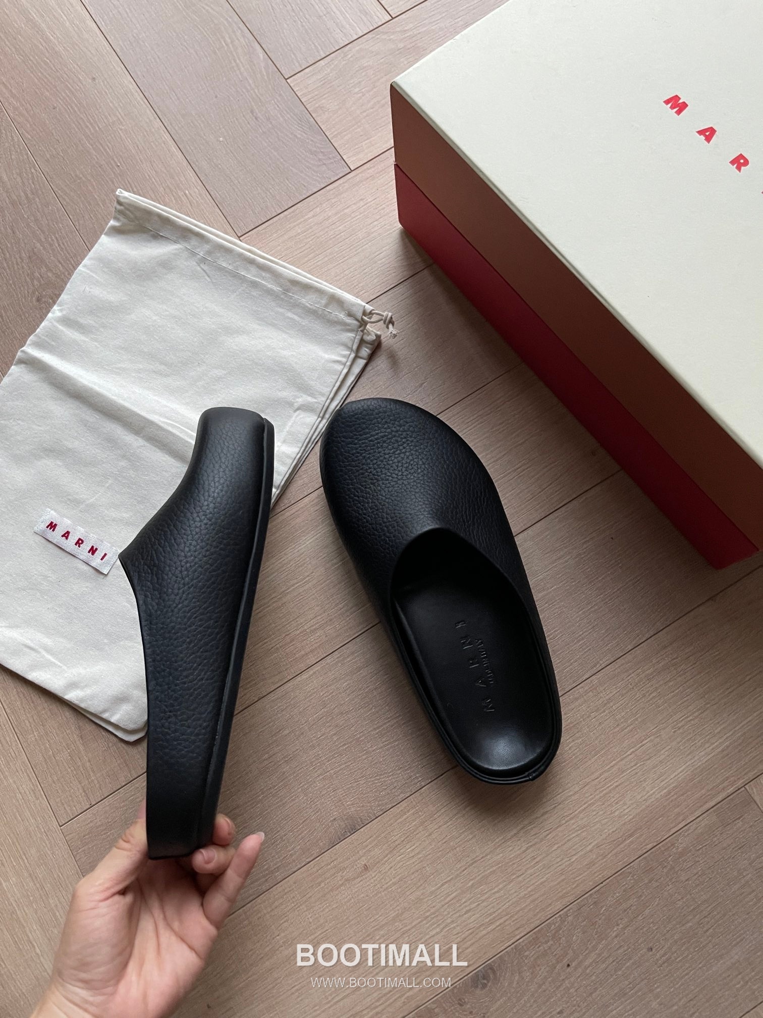 Marni Suede Leather Low Sneakers with Minimalist Design Detail 마르니 스웨이드 레더 로우 스니커즈 미니멀 디자인 디테일 3cm 4