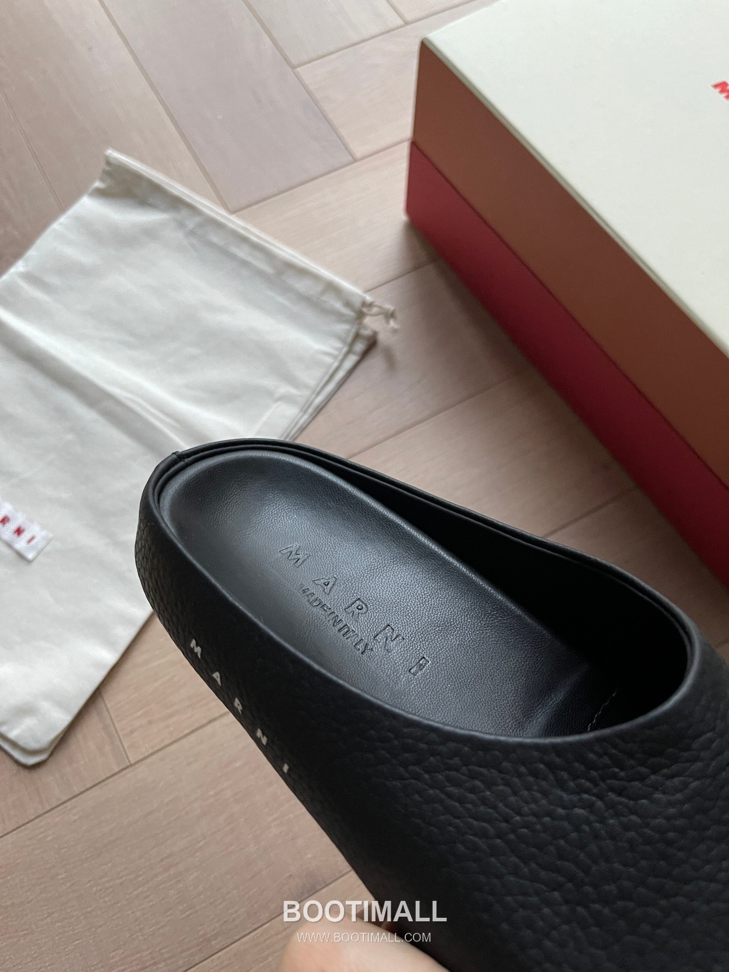 Marni Suede Leather Low Sneakers with Minimalist Design Detail 마르니 스웨이드 레더 로우 스니커즈 미니멀 디자인 디테일 3cm 5