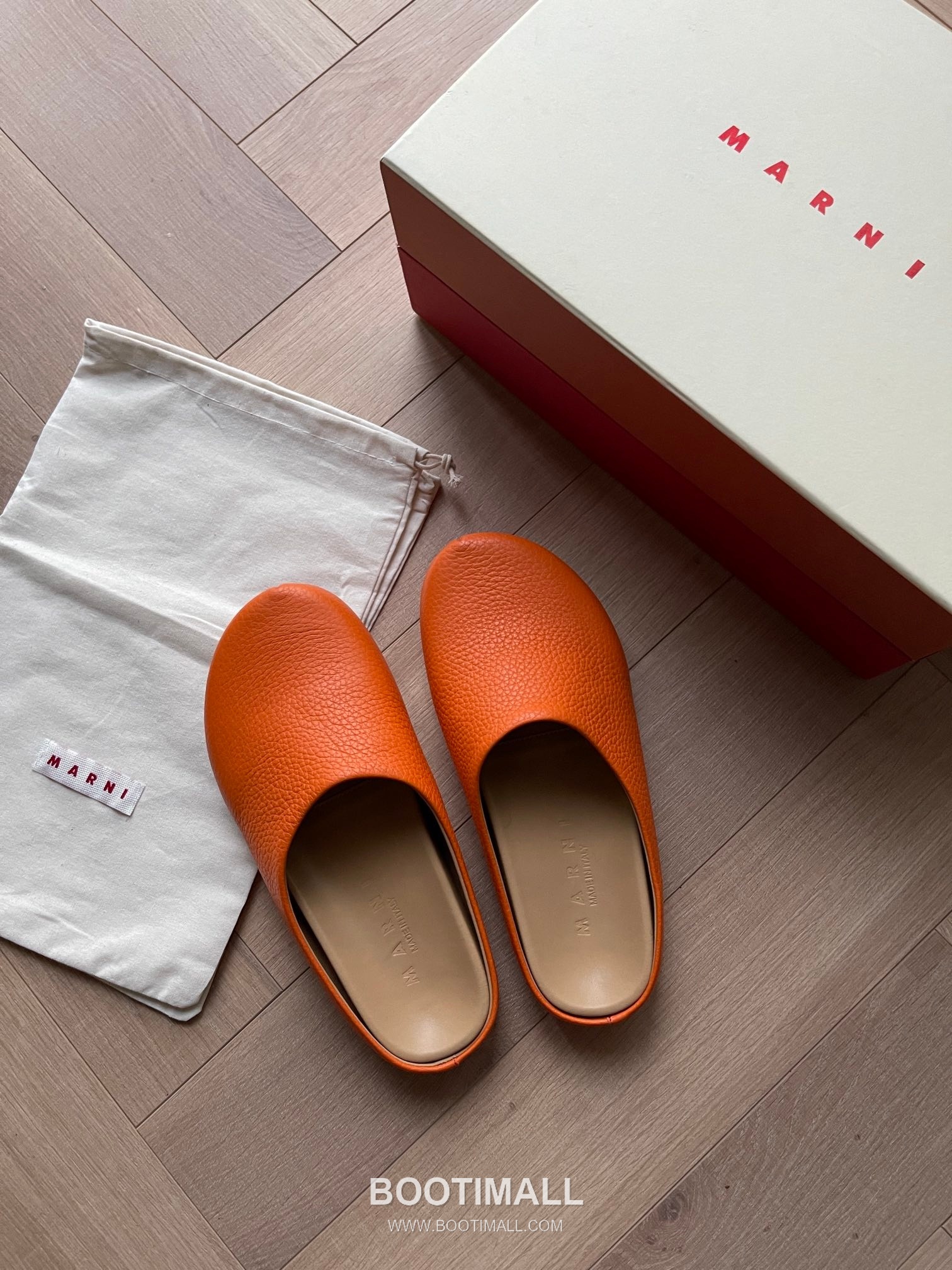 Marni Suede Leather Low Sneakers with Minimalist Design Detail 마르니 스웨이드 레더 로우 스니커즈 미니멀 디자인 디테일 3cm 1