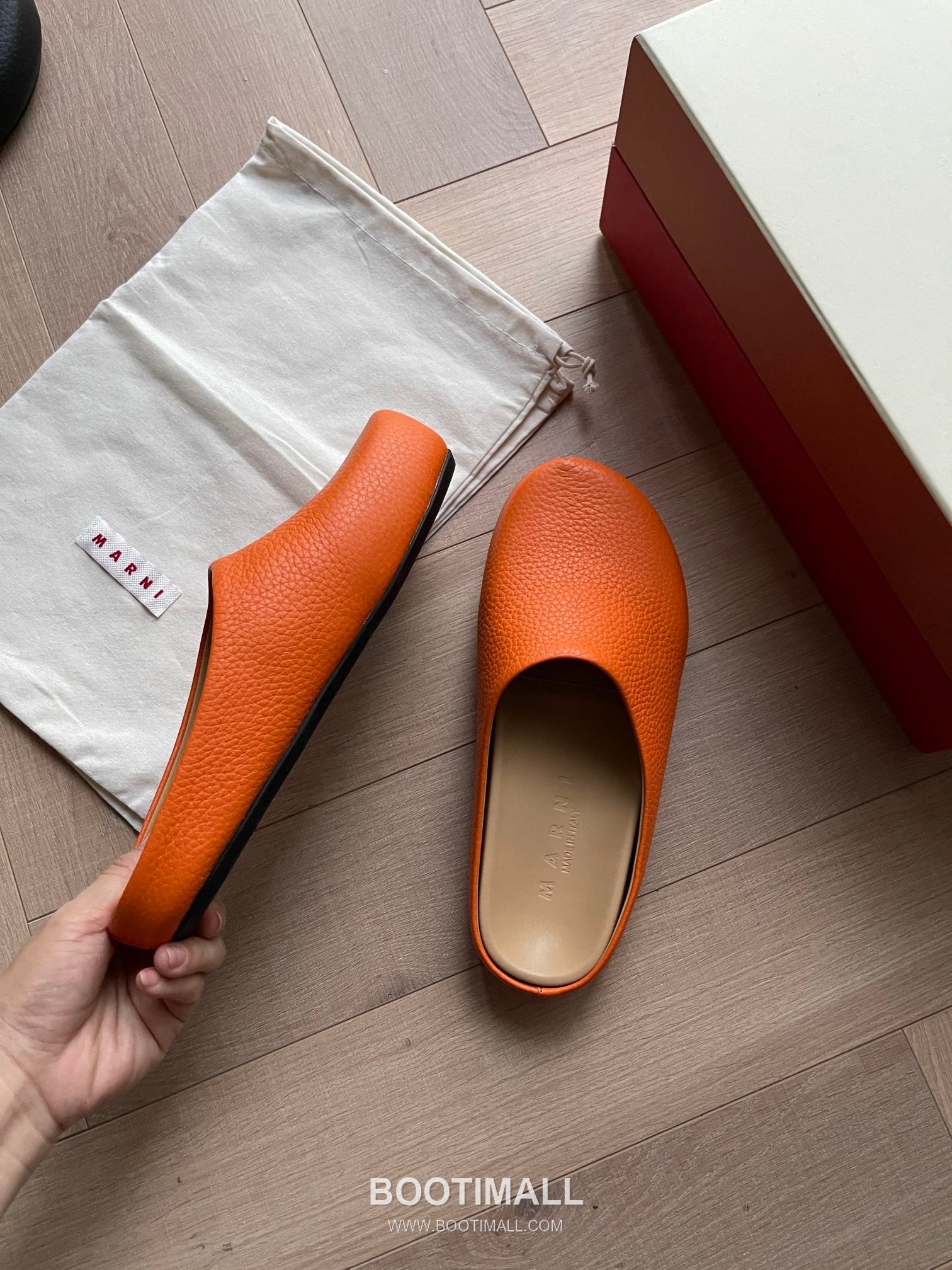 Marni Suede Leather Low Sneakers with Minimalist Design Detail 마르니 스웨이드 레더 로우 스니커즈 미니멀 디자인 디테일 3cm 2