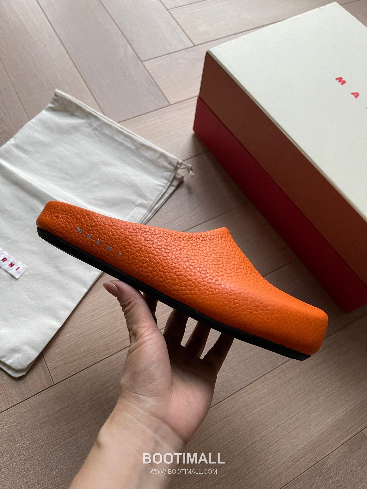 Marni Suede Leather Low Sneakers with Minimalist Design Detail 마르니 스웨이드 레더 로우 스니커즈 미니멀 디자인 디테일 3cm 3