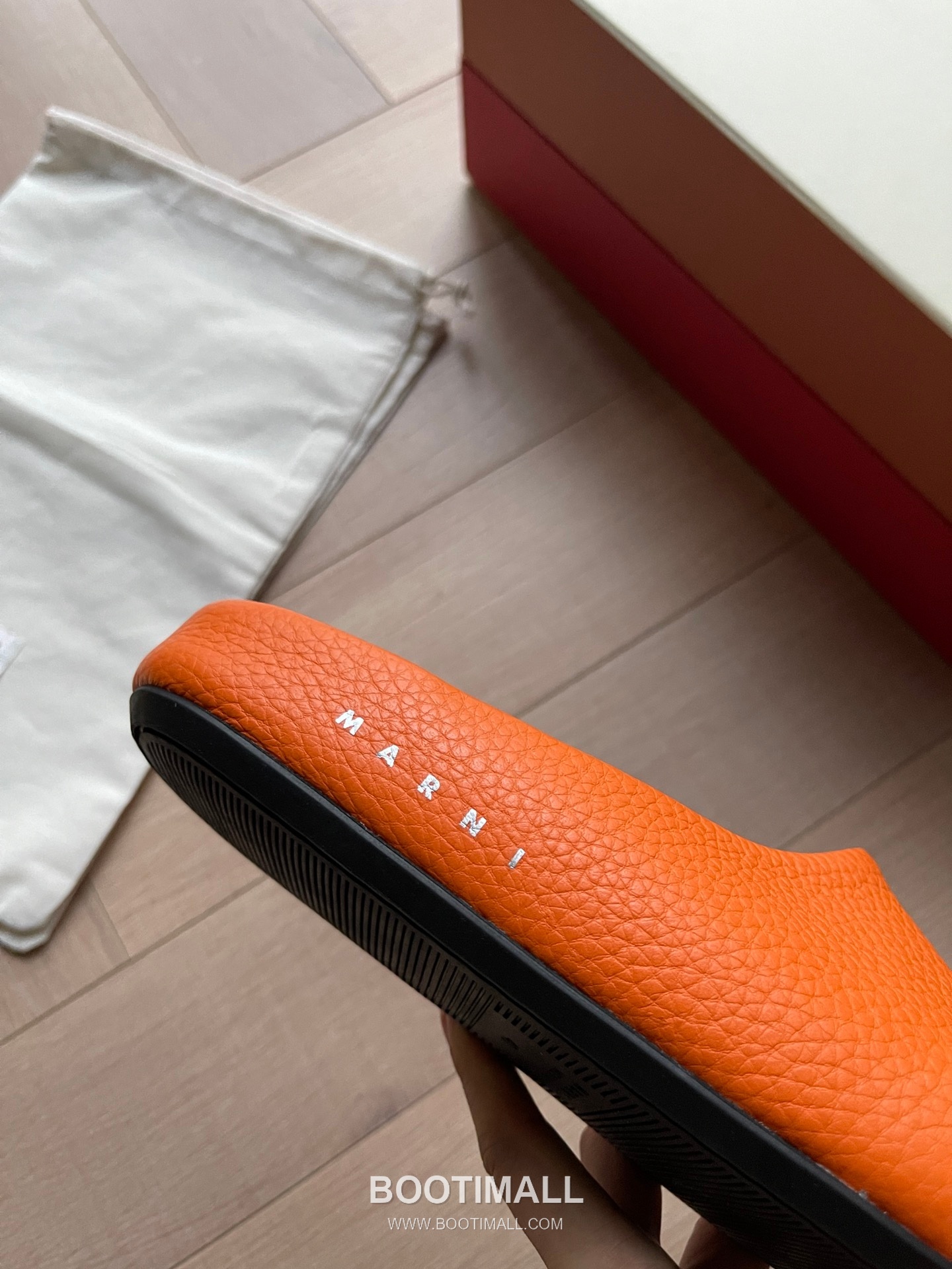 Marni Suede Leather Low Sneakers with Minimalist Design Detail 마르니 스웨이드 레더 로우 스니커즈 미니멀 디자인 디테일 3cm 9