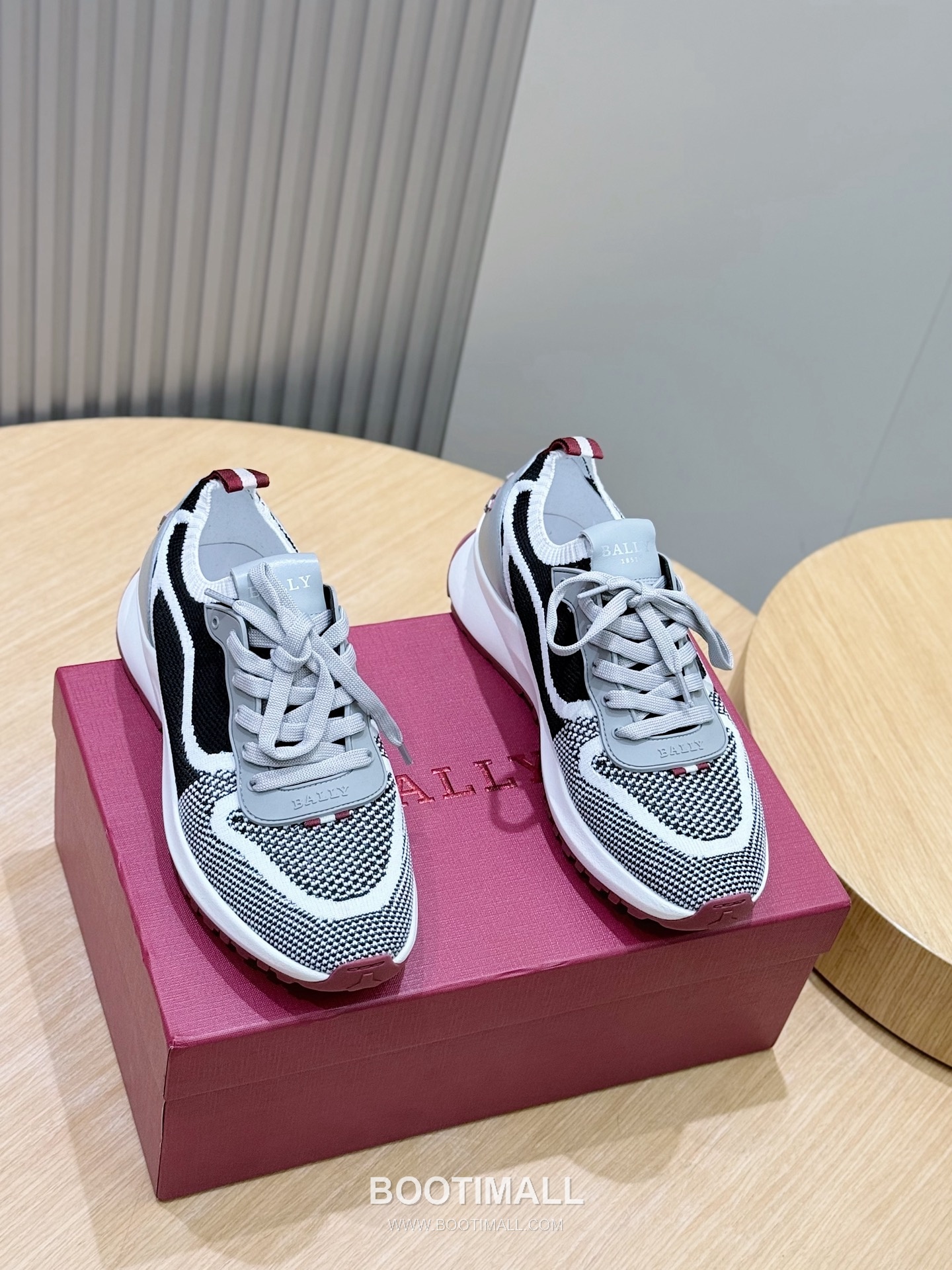 Bally Outline Calfskin Leather Low Sneakers with Stripe Logo Detail 발리 아웃라인 카프스킨 레더 로우 스니커즈 스트라이프 로고 디테일 3cm 1