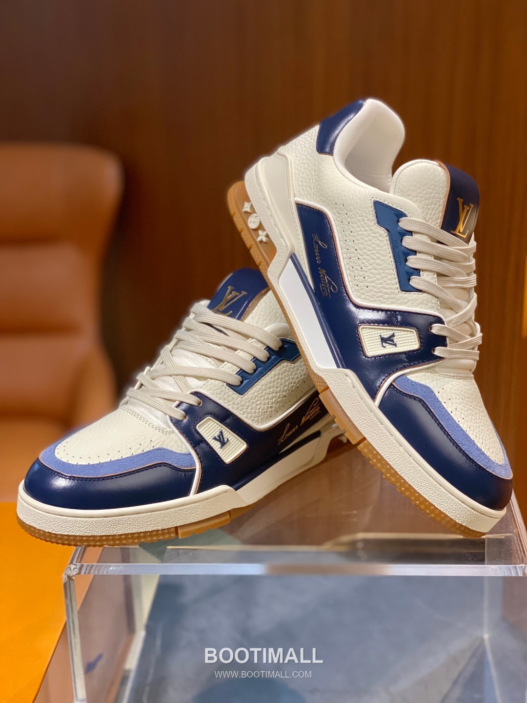 Louis Vuitton LV Trainer Grained Calfskin Leather Low Sneakers with Monogram Rubber Sole Detail 루이비통 LV 트레이너 그레인드 카프스킨 레더 로우 스니커즈 모노그램 러버솔 디테일 4cm 1