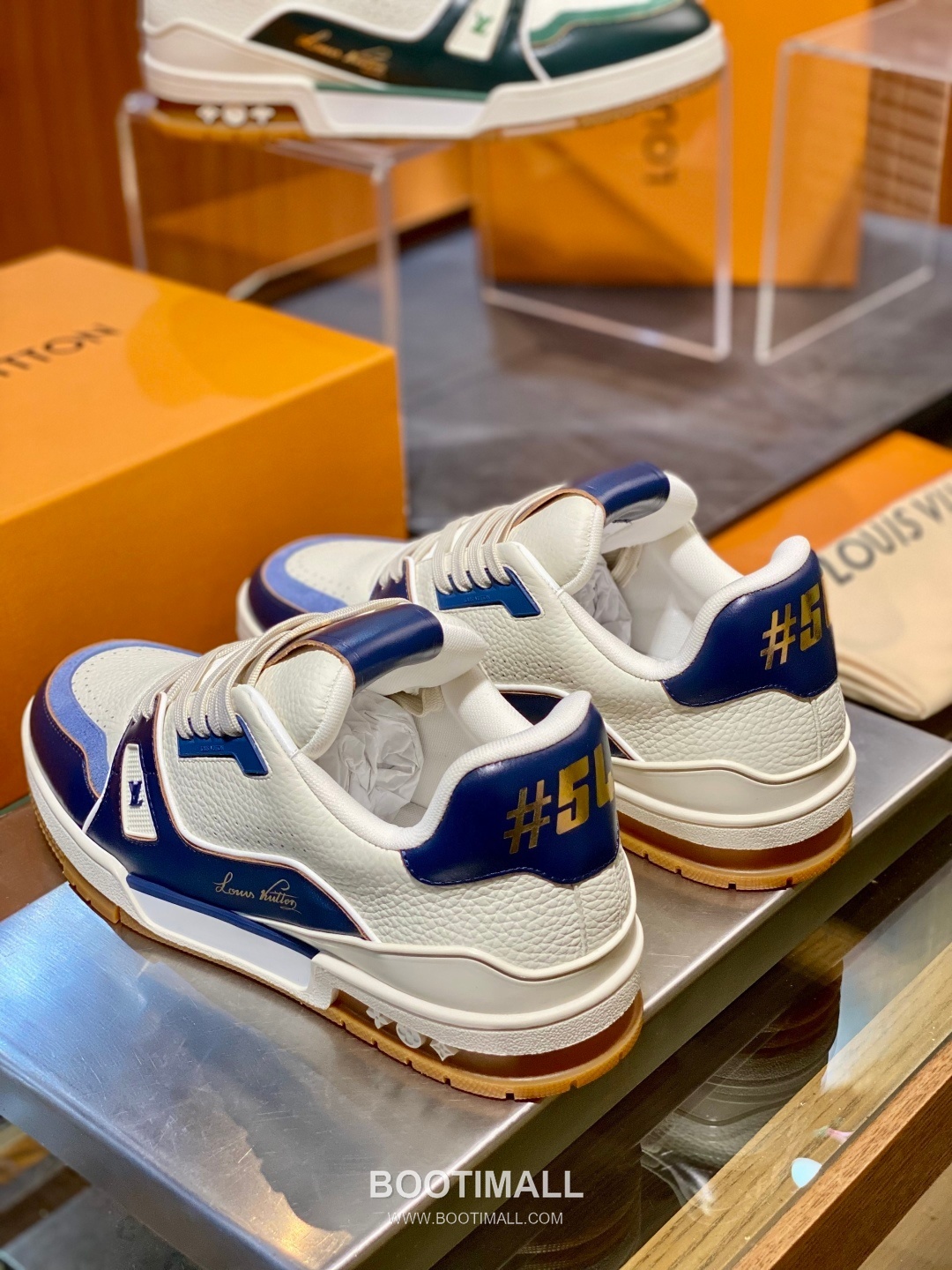 Louis Vuitton LV Trainer Grained Calfskin Leather Low Sneakers with Monogram Rubber Sole Detail 루이비통 LV 트레이너 그레인드 카프스킨 레더 로우 스니커즈 모노그램 러버솔 디테일 4cm 4