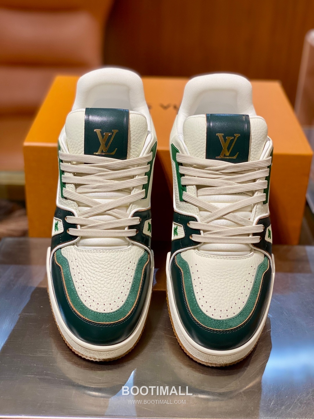 Louis Vuitton LV Trainer Grained Calfskin Leather Low Sneakers with Monogram Rubber Sole Detail 루이비통 LV 트레이너 그레인드 카프스킨 레더 로우 스니커즈 모노그램 러버솔 디테일 4cm 4