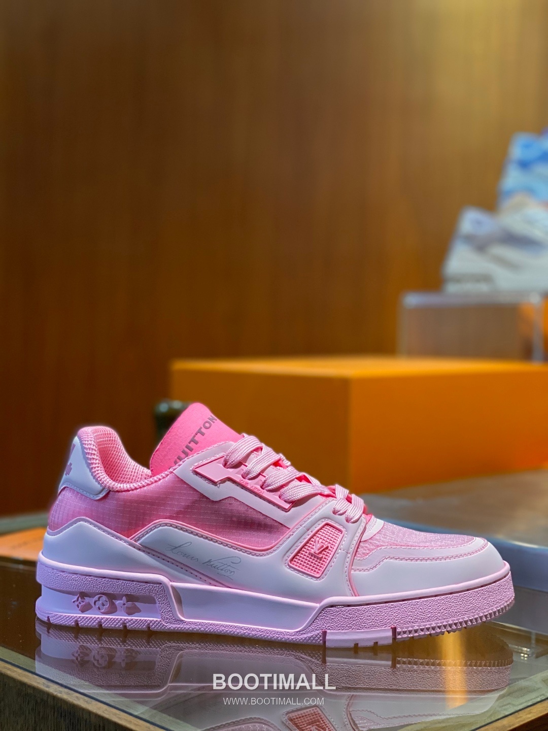 Louis Vuitton LV Trainer Grained Calfskin Leather Low Sneakers with Monogram Rubber Sole Detail 루이비통 LV 트레이너 그레인드 카프스킨 레더 로우 스니커즈 모노그램 러버솔 디테일 4cm 1