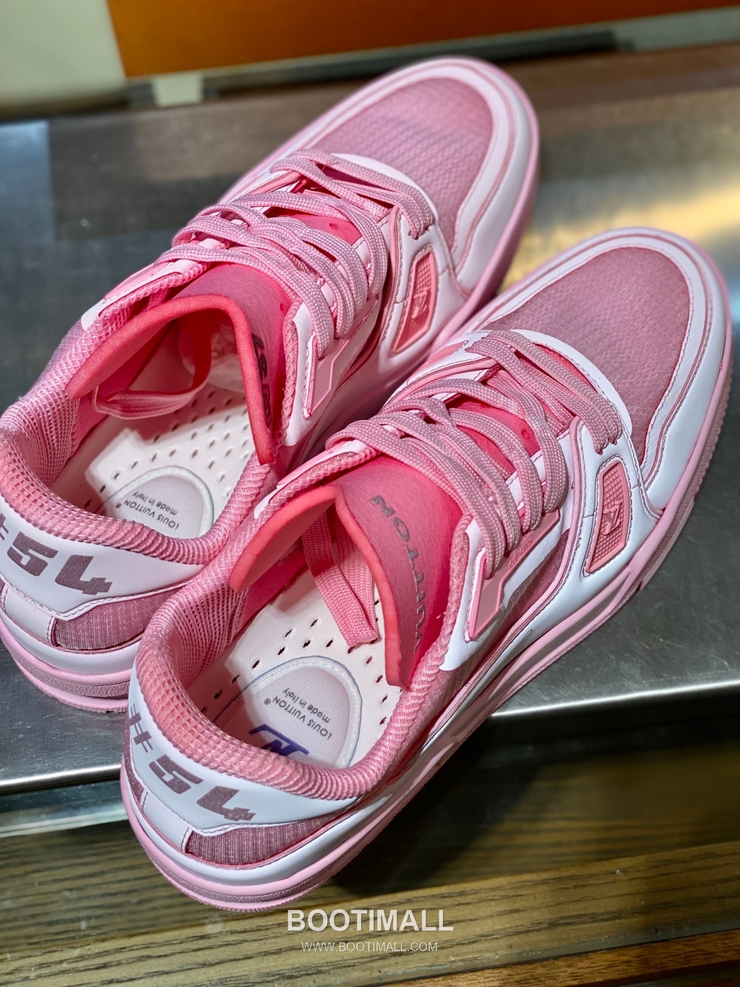 Louis Vuitton LV Trainer Grained Calfskin Leather Low Sneakers with Monogram Rubber Sole Detail 루이비통 LV 트레이너 그레인드 카프스킨 레더 로우 스니커즈 모노그램 러버솔 디테일 4cm 3