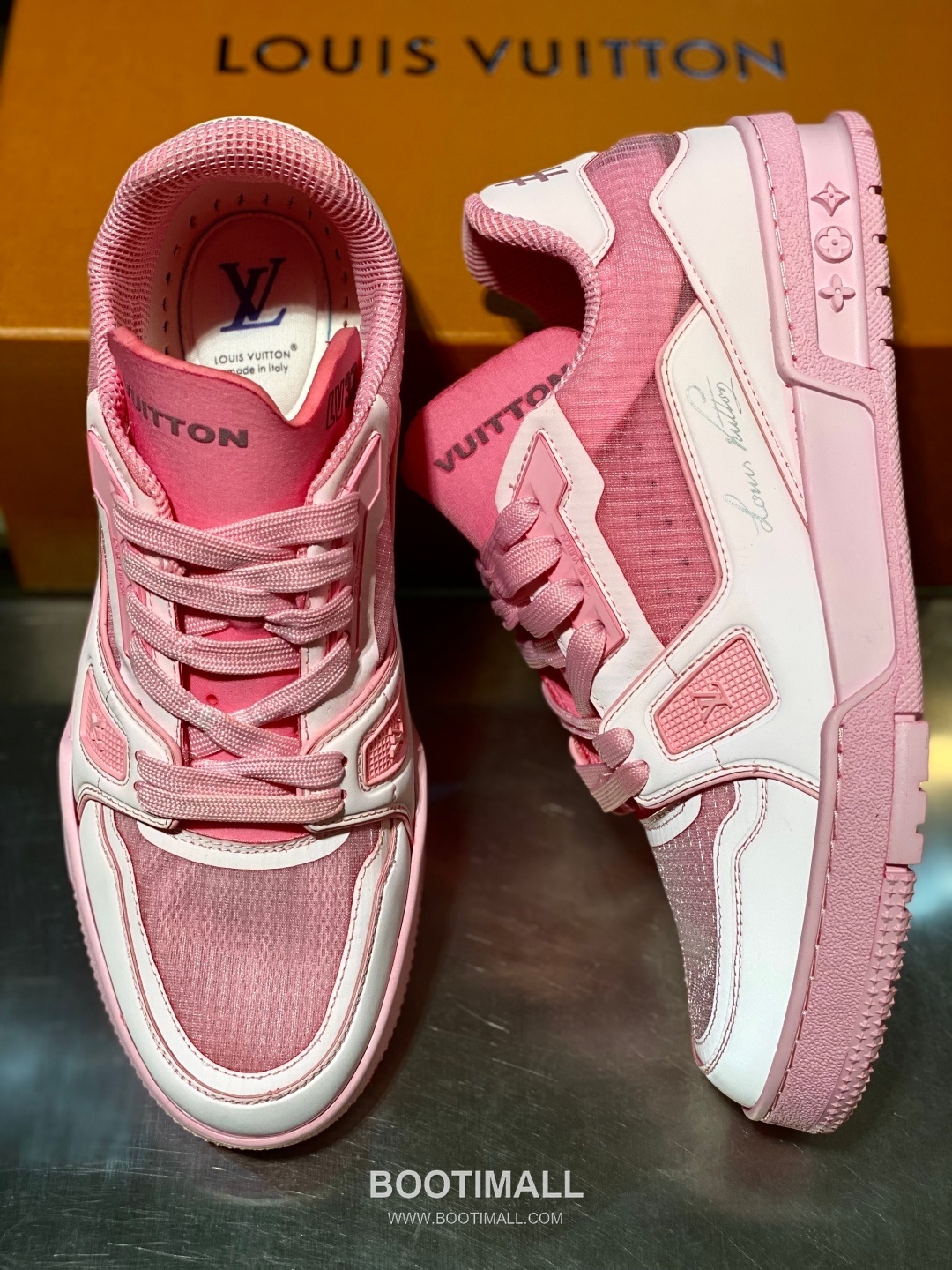 Louis Vuitton LV Trainer Grained Calfskin Leather Low Sneakers with Monogram Rubber Sole Detail 루이비통 LV 트레이너 그레인드 카프스킨 레더 로우 스니커즈 모노그램 러버솔 디테일 4cm 4