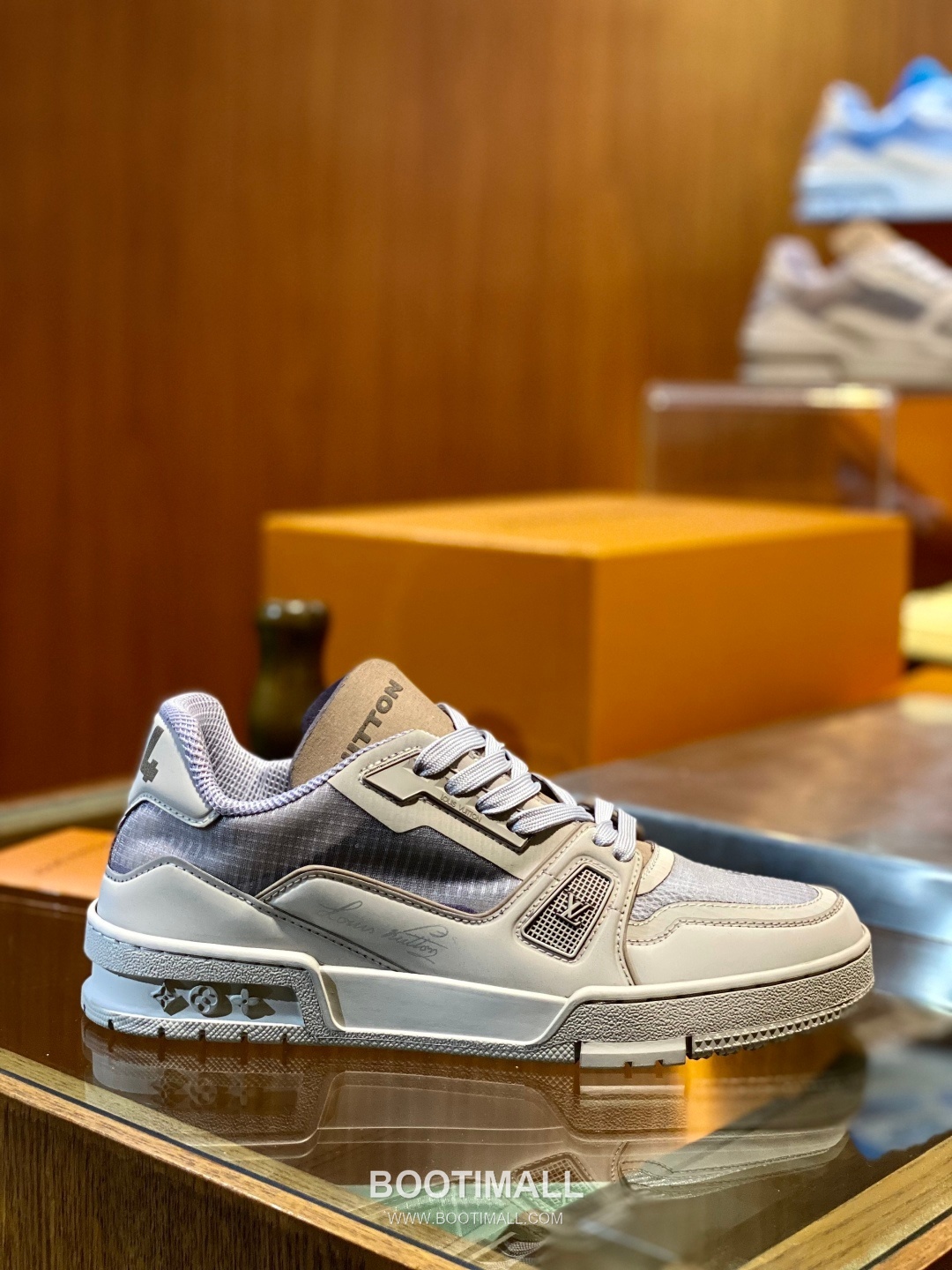 Louis Vuitton LV Trainer Grained Calfskin Leather Low Sneakers with Monogram Rubber Sole Detail 루이비통 LV 트레이너 그레인드 카프스킨 레더 로우 스니커즈 모노그램 러버솔 디테일 4cm 1