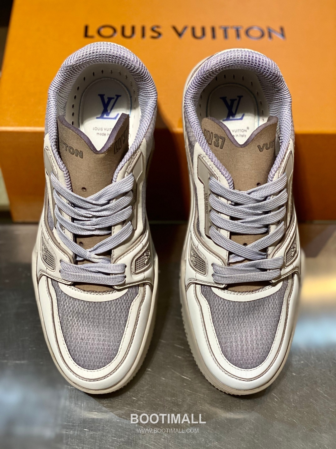 Louis Vuitton LV Trainer Grained Calfskin Leather Low Sneakers with Monogram Rubber Sole Detail 루이비통 LV 트레이너 그레인드 카프스킨 레더 로우 스니커즈 모노그램 러버솔 디테일 4cm 4