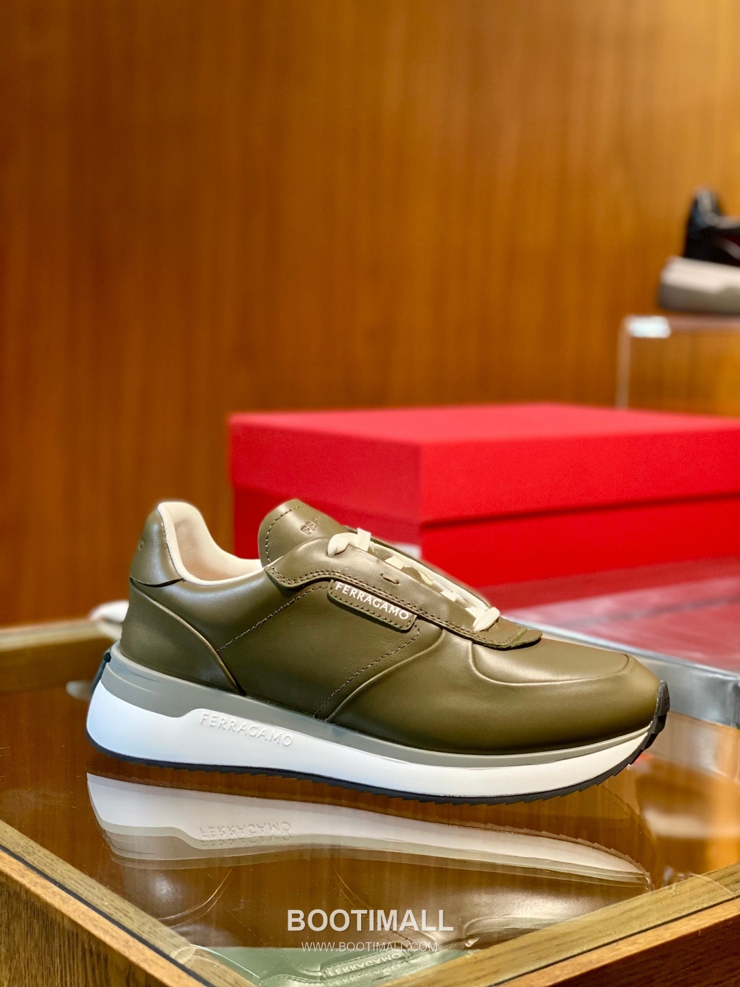 Ferragamo Calfskin Leather Low Sneakers with Rubber Logo Detail 페라가모 카프스킨 레더 로우 스니커즈 러버 로고 디테일 3cm 1