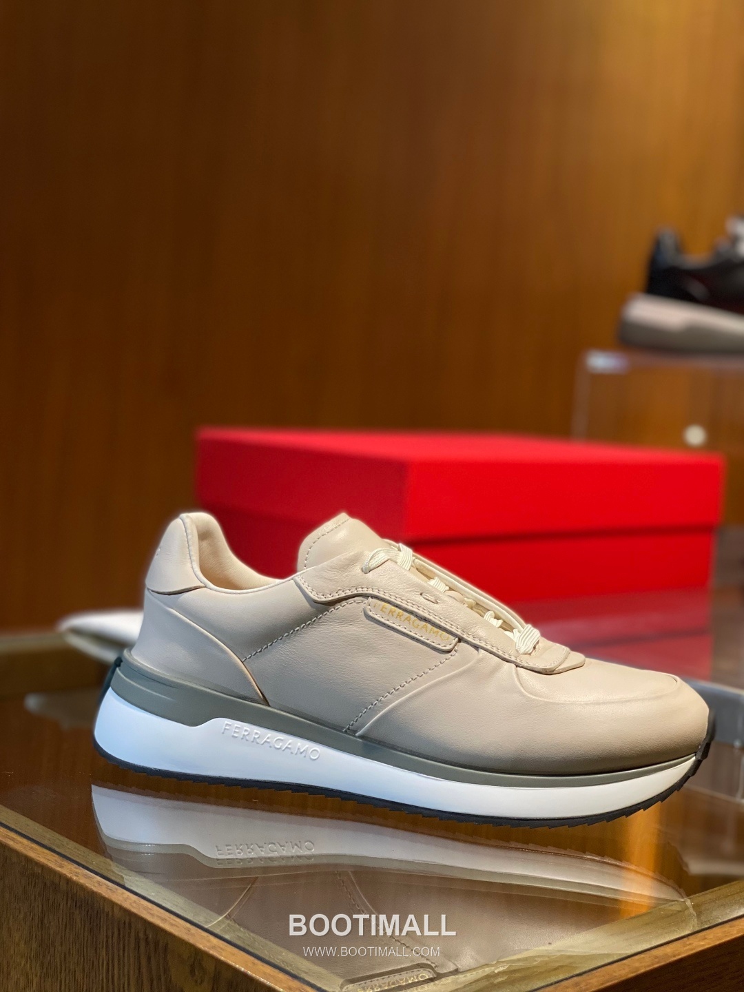 Ferragamo Calfskin Leather Low Sneakers with Rubber Logo Detail 페라가모 카프스킨 레더 로우 스니커즈 러버 로고 디테일 3cm 1