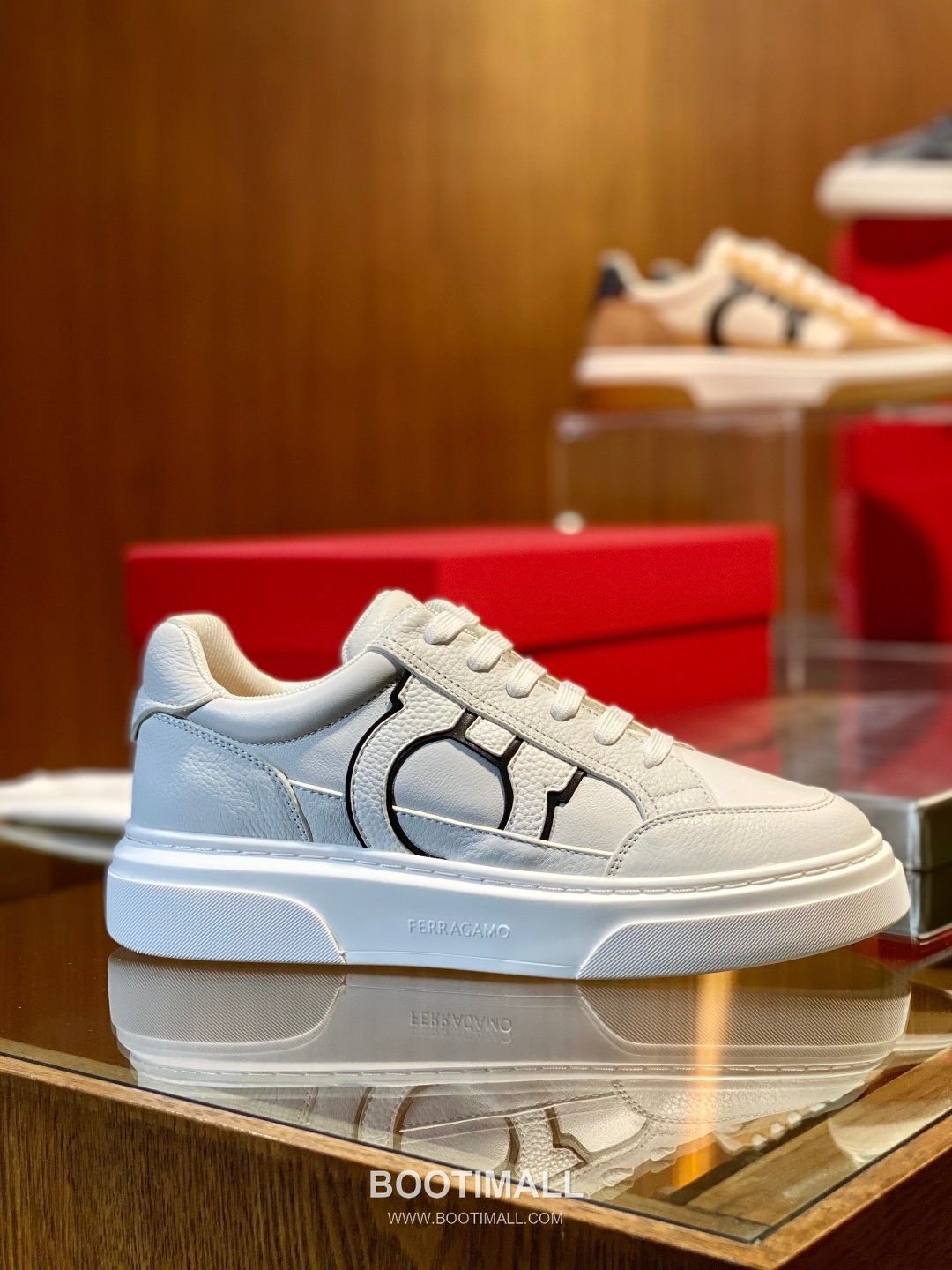 Ferragamo Calfskin Leather Low Sneakers with Rubber Logo Detail 페라가모 카프스킨 레더 로우 스니커즈 러버 로고 디테일 3cm 1