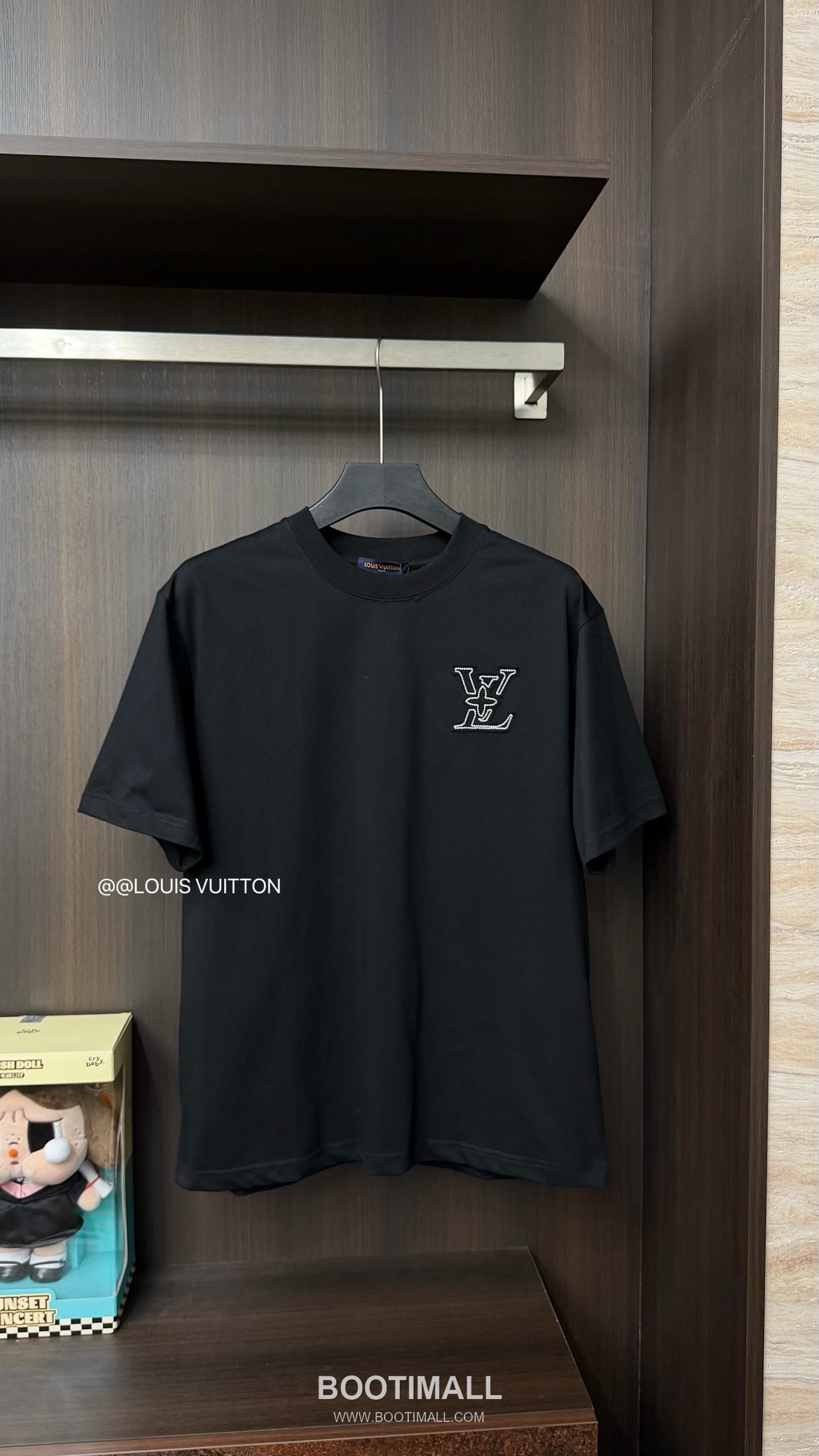 Louis Vuitton 2026 S/S High Density Cotton Embroidered Logo T-Shirt 루이비통 2026SS 고밀도 코튼 자수 로고 티셔츠 1