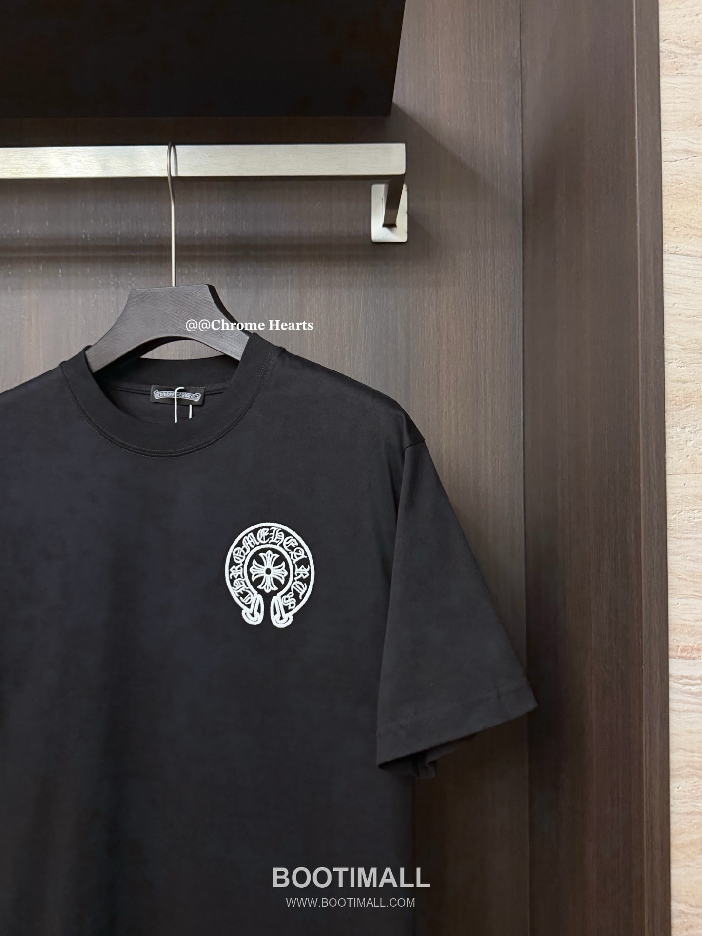 Chrome Hearts 2026 S/S High Density Cotton Embroidered Patch Logo T-Shirt 크롬하츠 2026SS 고밀도 코튼 자수 패치 로고 티셔츠 2