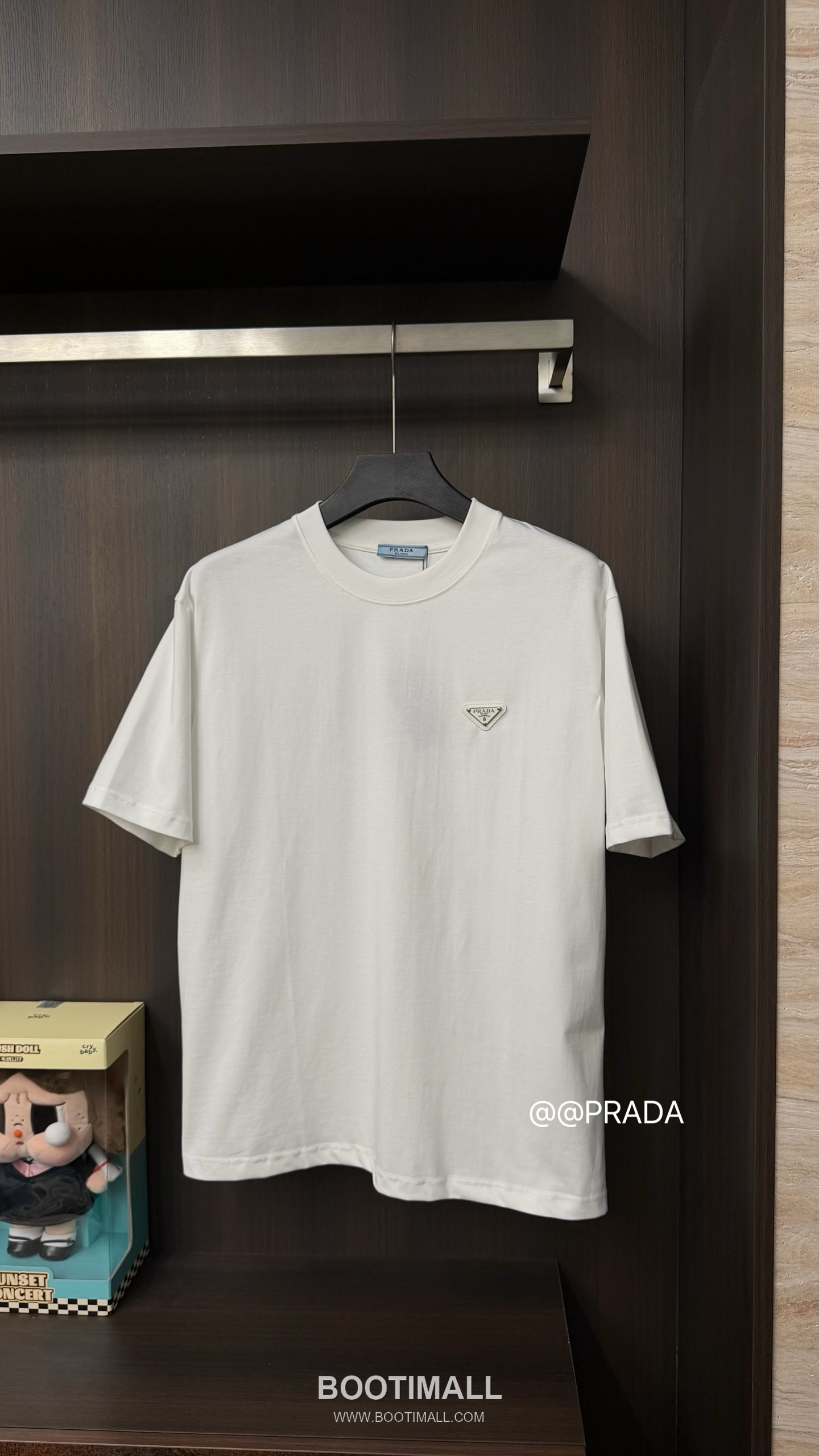 Prada 2026 S/S High Density Cotton Metal Logo Embroidered T-Shirt 프라다 2026SS 고밀도 코튼 메탈 로고 자수 티셔츠 2