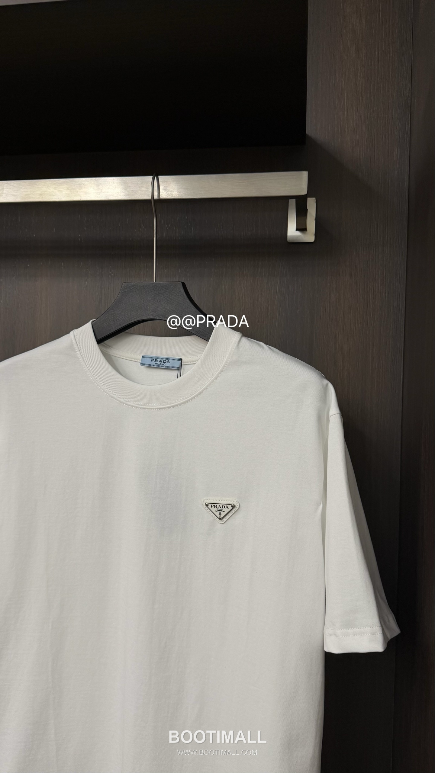 Prada 2026 S/S High Density Cotton Metal Logo Embroidered T-Shirt 프라다 2026SS 고밀도 코튼 메탈 로고 자수 티셔츠 3