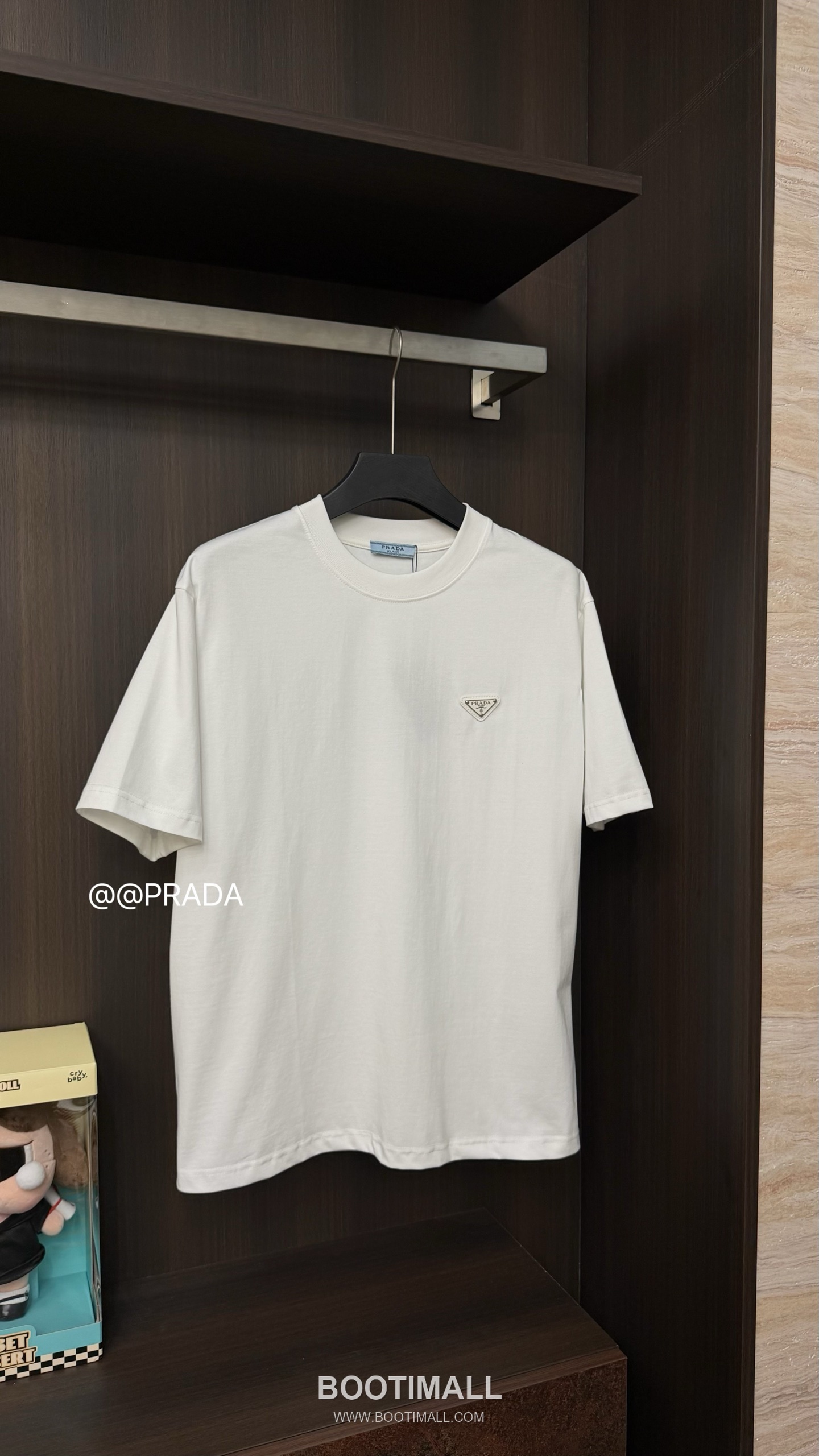 Prada 2026 S/S High Density Cotton Metal Logo Embroidered T-Shirt 프라다 2026SS 고밀도 코튼 메탈 로고 자수 티셔츠 4