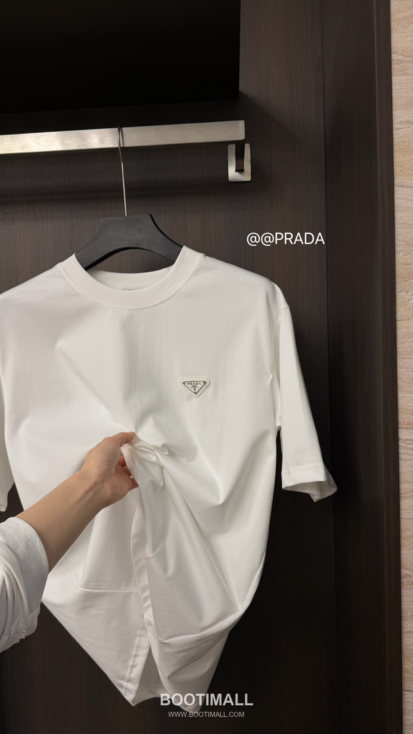 Prada 2026 S/S High Density Cotton Metal Logo Embroidered T-Shirt 프라다 2026SS 고밀도 코튼 메탈 로고 자수 티셔츠 5
