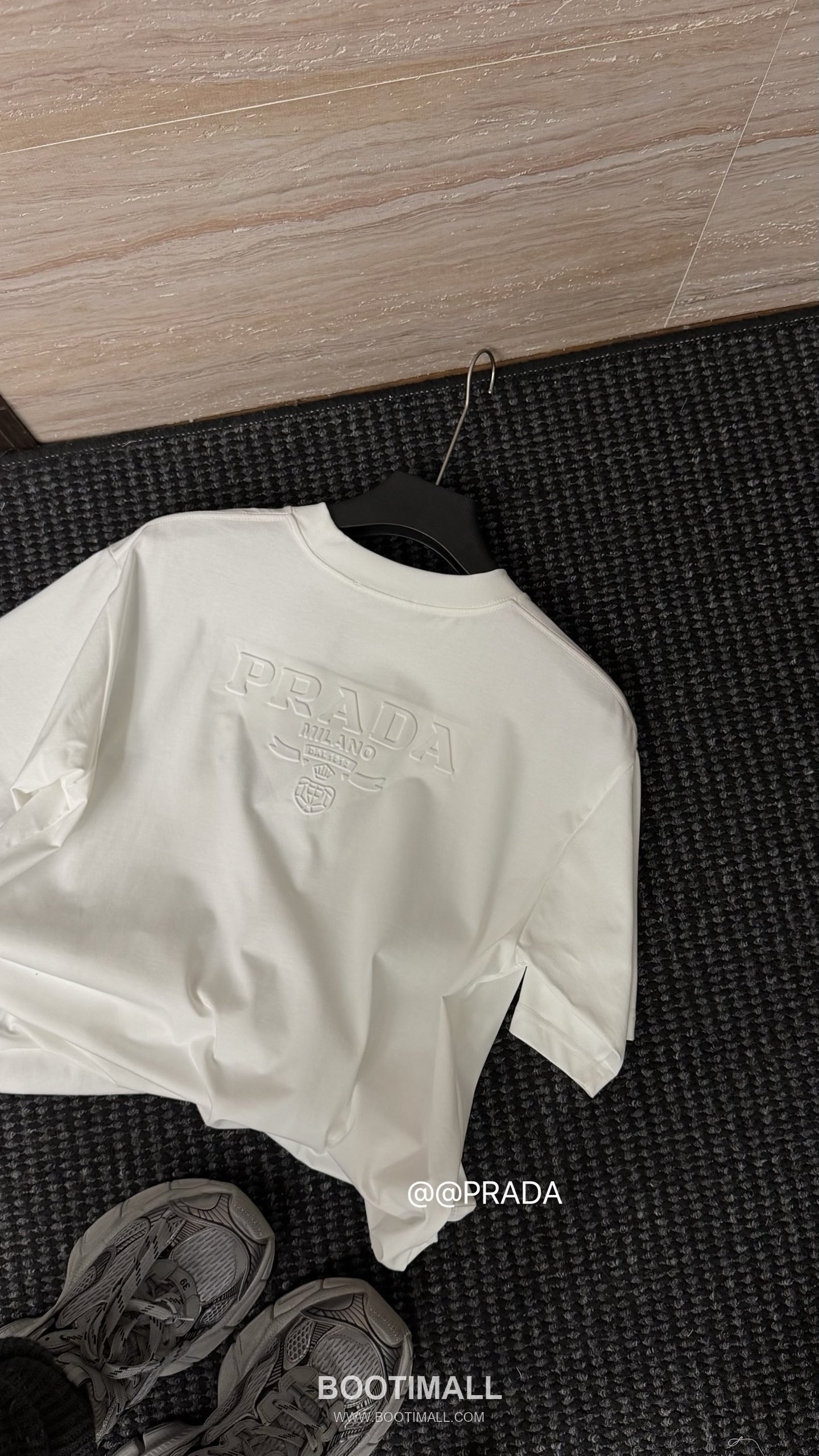 Prada 2026 S/S High Density Cotton Metal Logo Embroidered T-Shirt 프라다 2026SS 고밀도 코튼 메탈 로고 자수 티셔츠 8