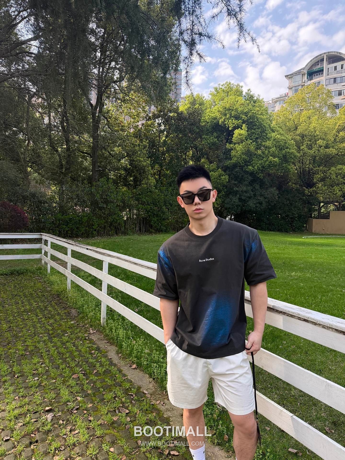 Acne Studios 2026 S/S Cotton Gradient Foil Logo Print T-Shirt 아크네스튜디오 2026SS 코튼 그라데이션 포일 로고 프린트 티셔츠 1