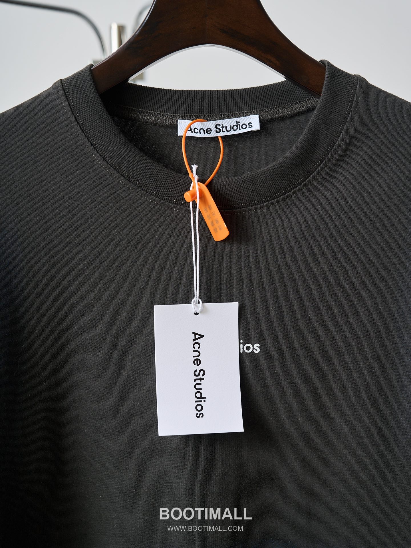 Acne Studios 2026 S/S Cotton Gradient Foil Logo Print T-Shirt 아크네스튜디오 2026SS 코튼 그라데이션 포일 로고 프린트 티셔츠 24