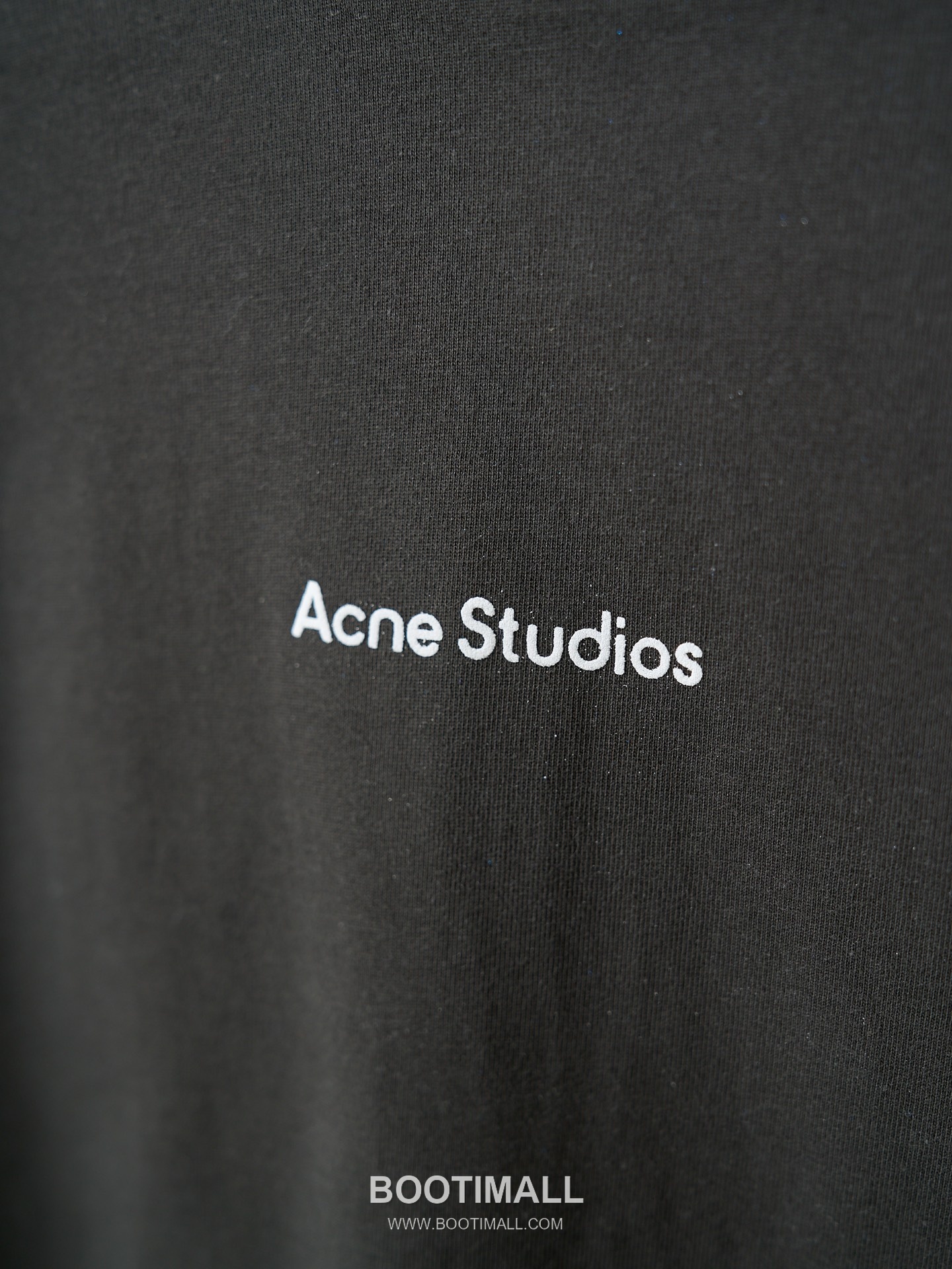 Acne Studios 2026 S/S Cotton Gradient Foil Logo Print T-Shirt 아크네스튜디오 2026SS 코튼 그라데이션 포일 로고 프린트 티셔츠 26