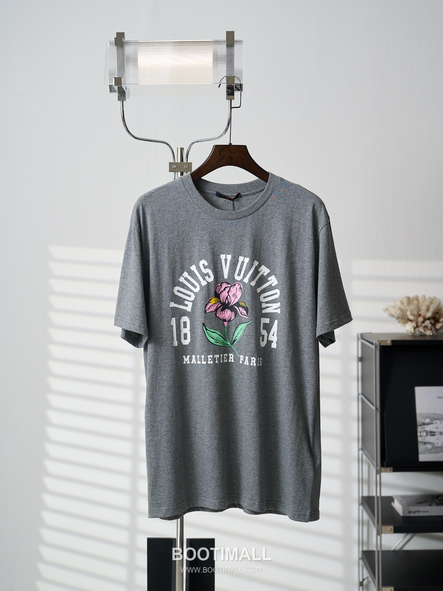 Louis Vuitton 2026 S/S Cotton Iris Print Logo T-Shirt 루이비통 2026SS 코튼 아이리스 플라워 프린트 로고 티셔츠 1