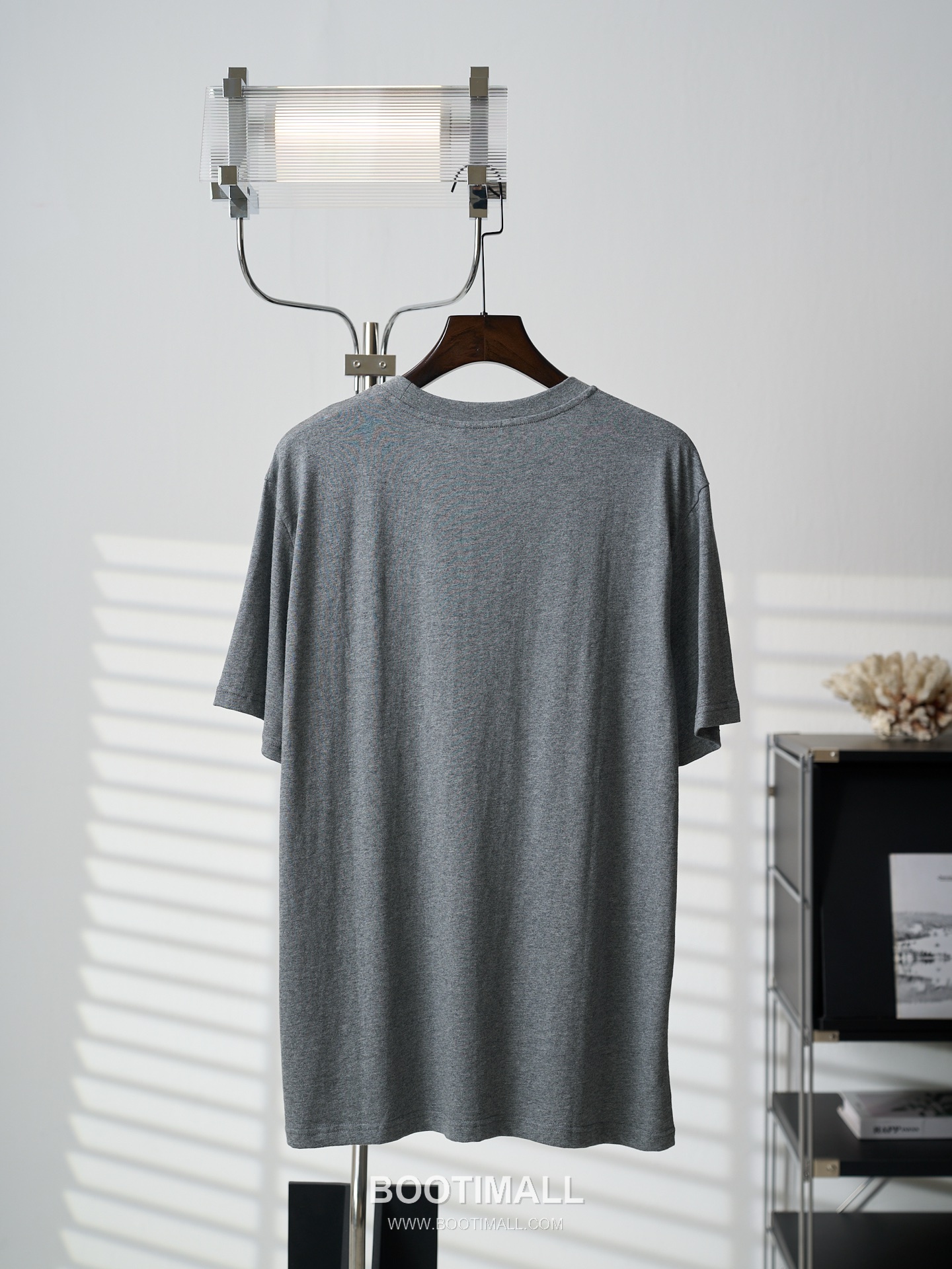 Louis Vuitton 2026 S/S Cotton Iris Print Logo T-Shirt 루이비통 2026SS 코튼 아이리스 플라워 프린트 로고 티셔츠 2