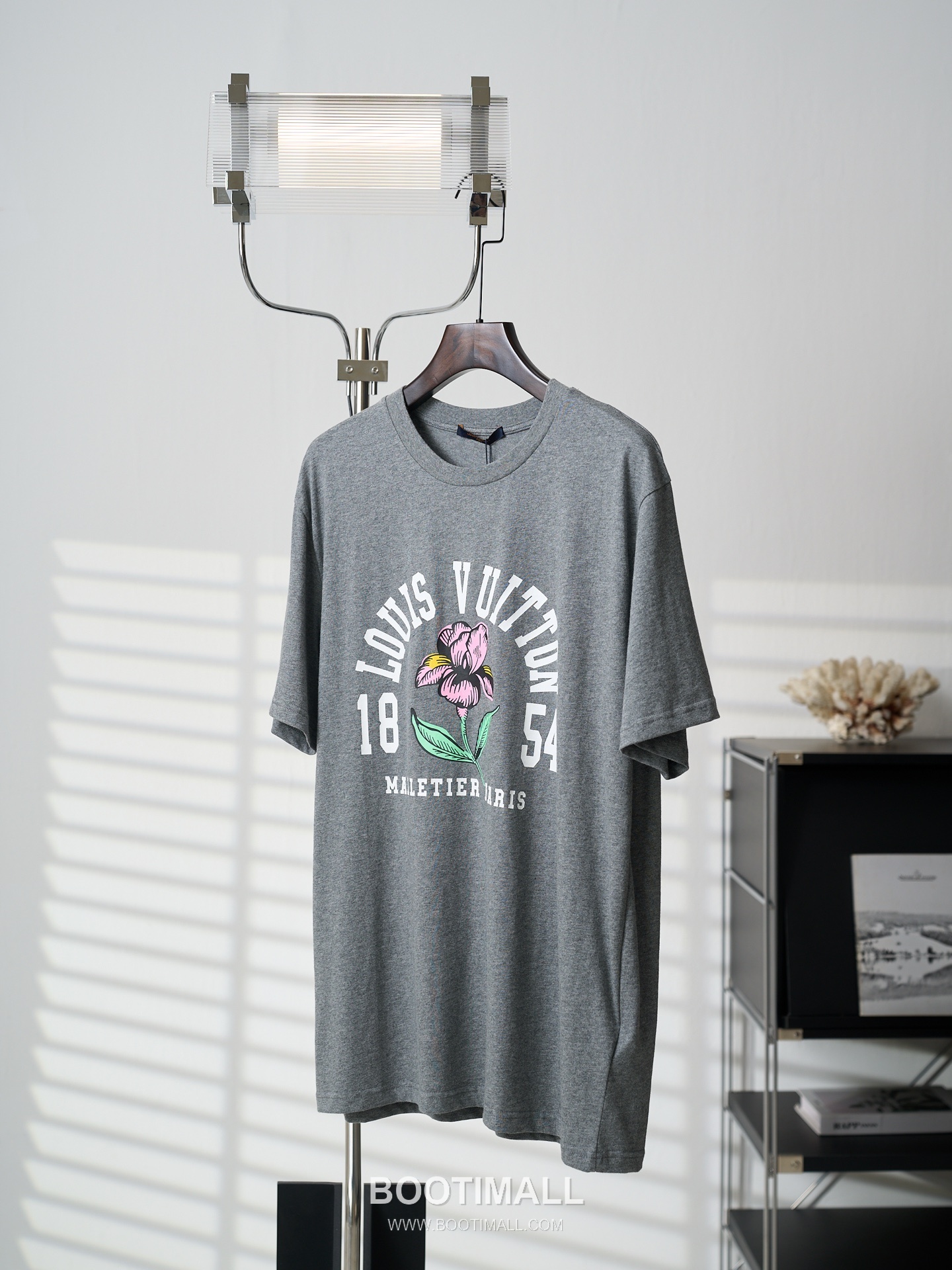 Louis Vuitton 2026 S/S Cotton Iris Print Logo T-Shirt 루이비통 2026SS 코튼 아이리스 플라워 프린트 로고 티셔츠 3